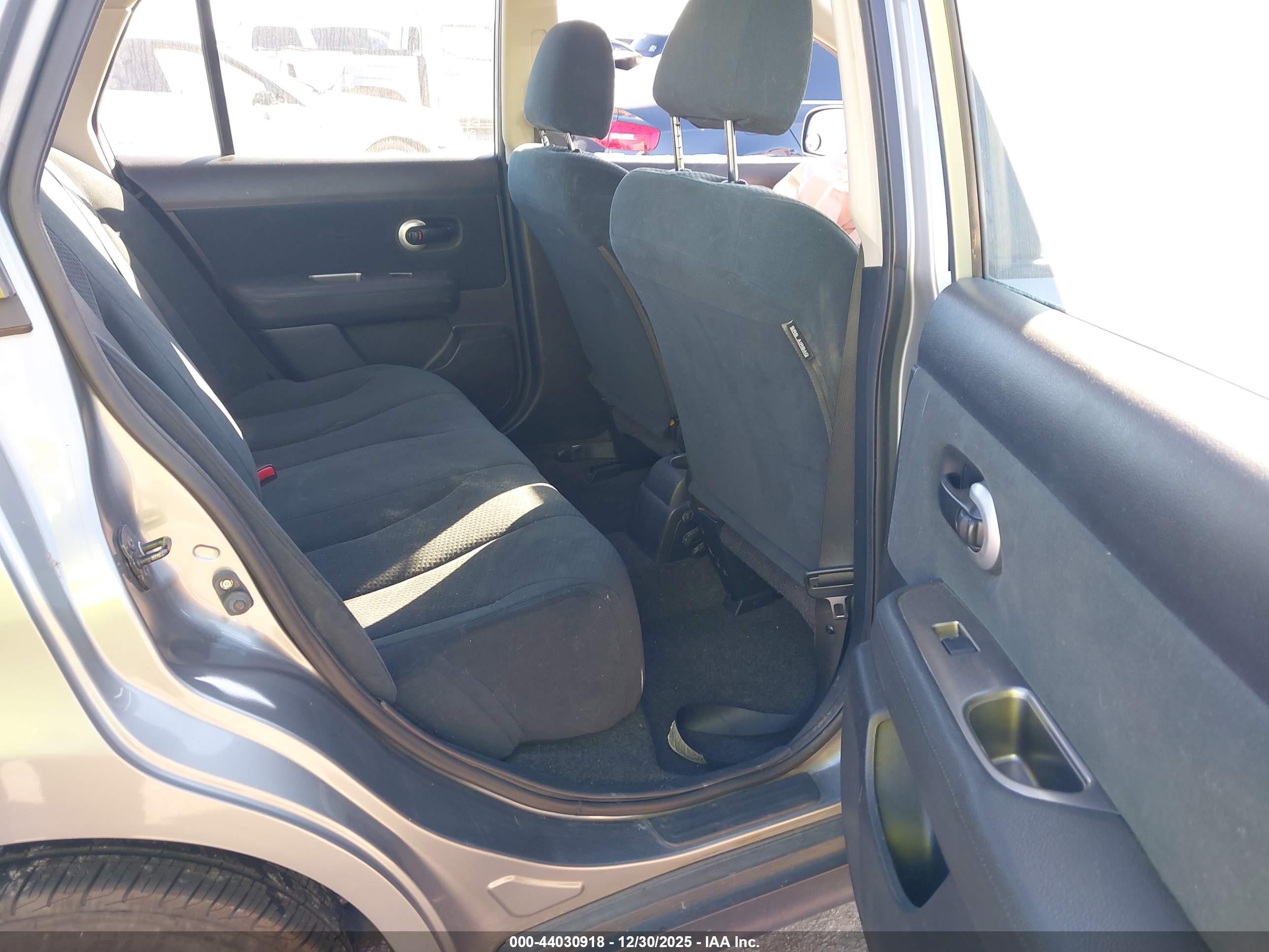 NISSAN VERSA image 8