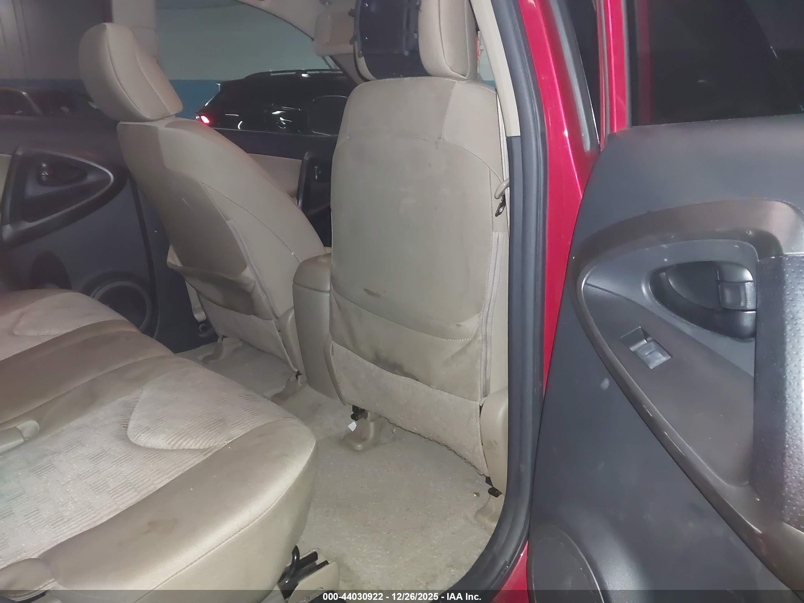 TOYOTA RAV4 image 8