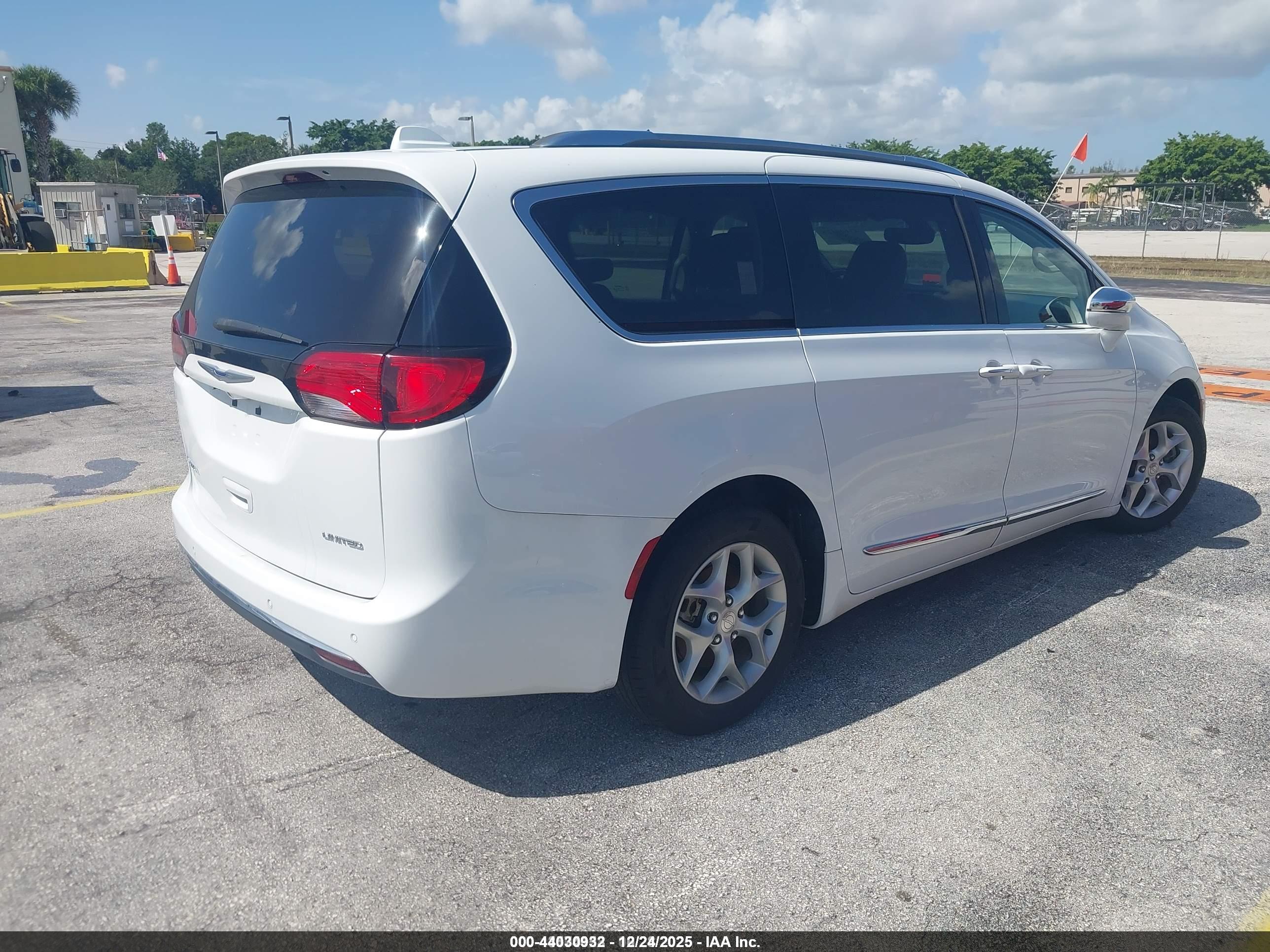 CHRYSLER PACIFICA image 4