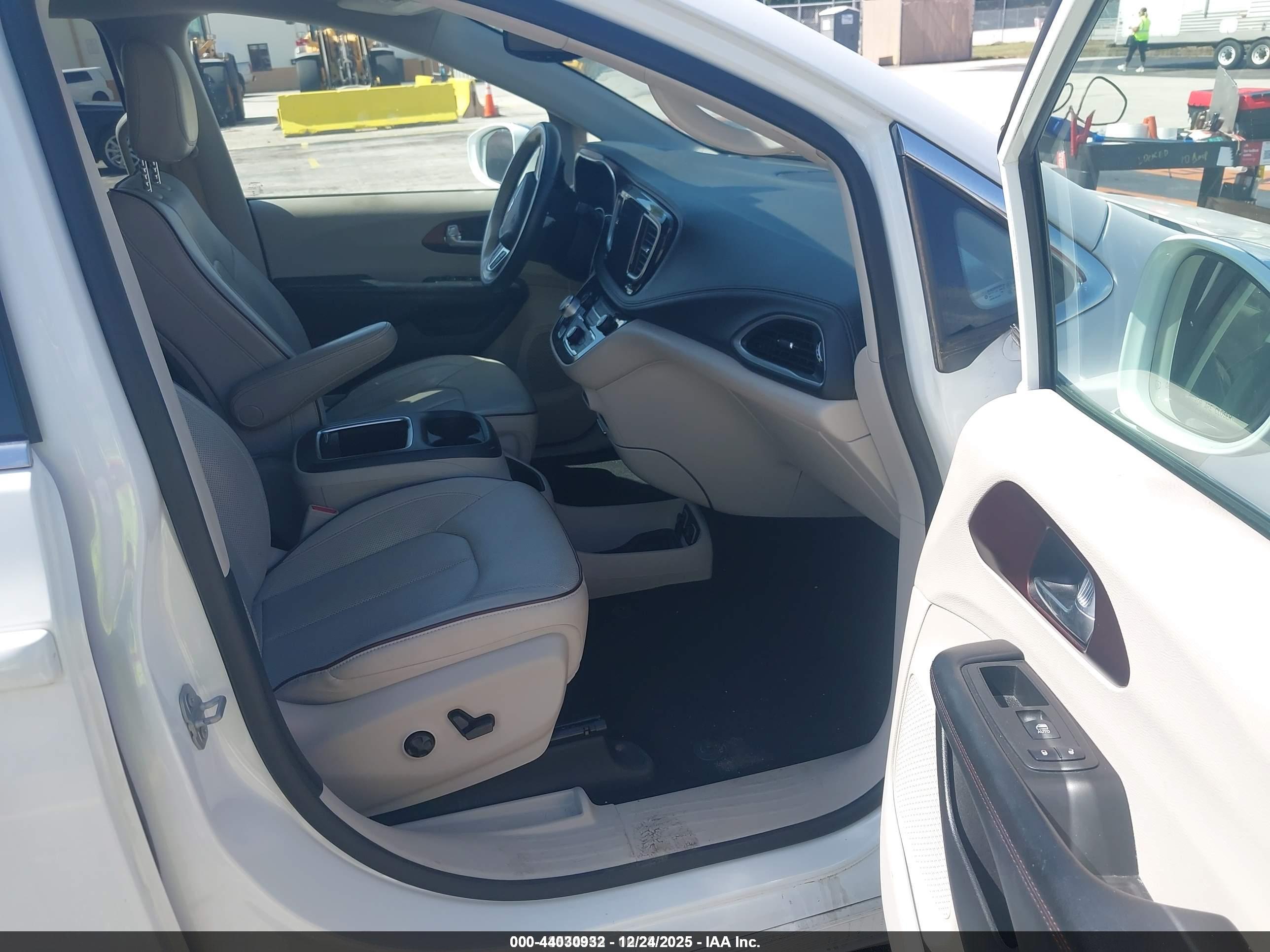 CHRYSLER PACIFICA image 5