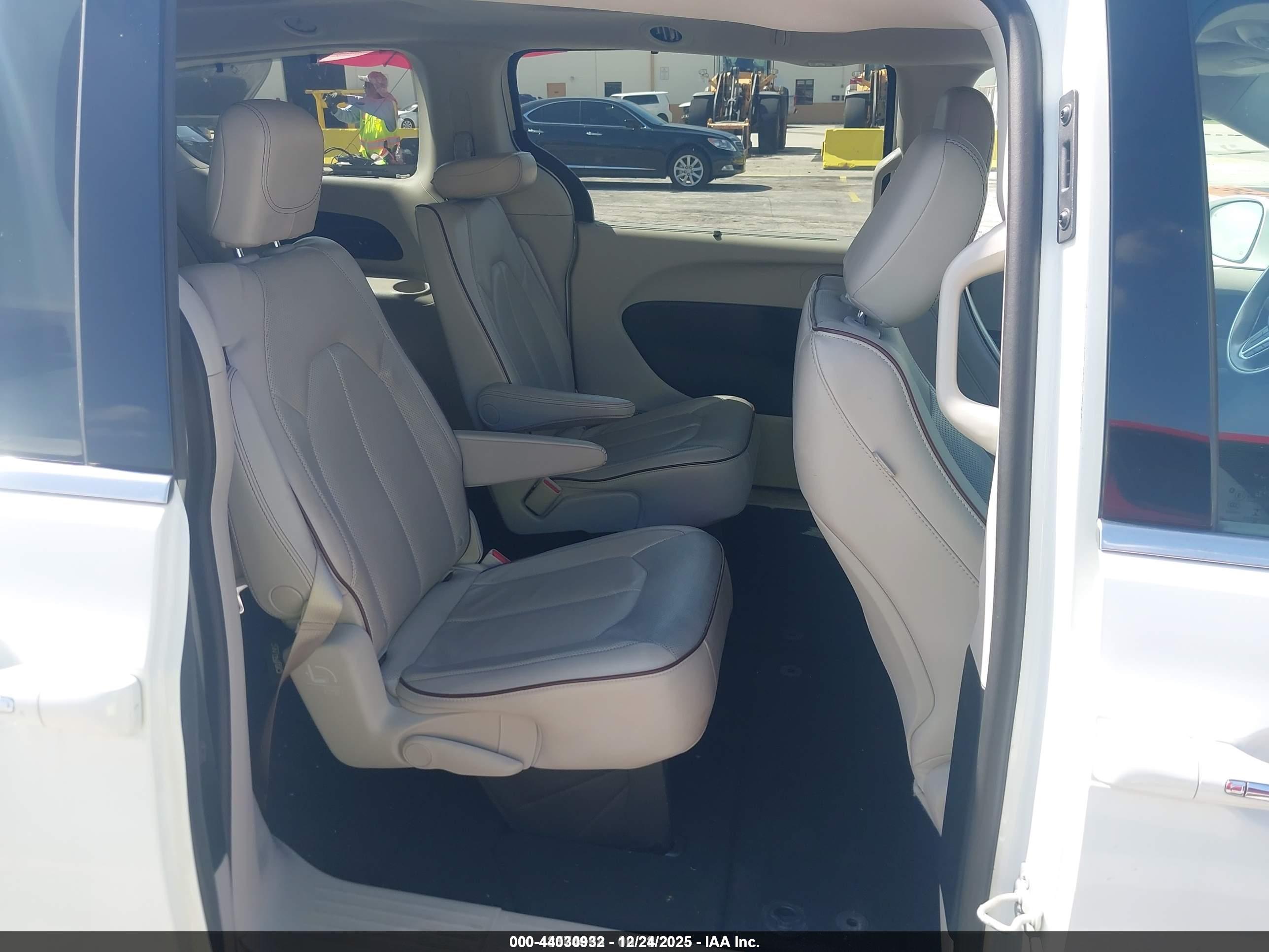 CHRYSLER PACIFICA image 8