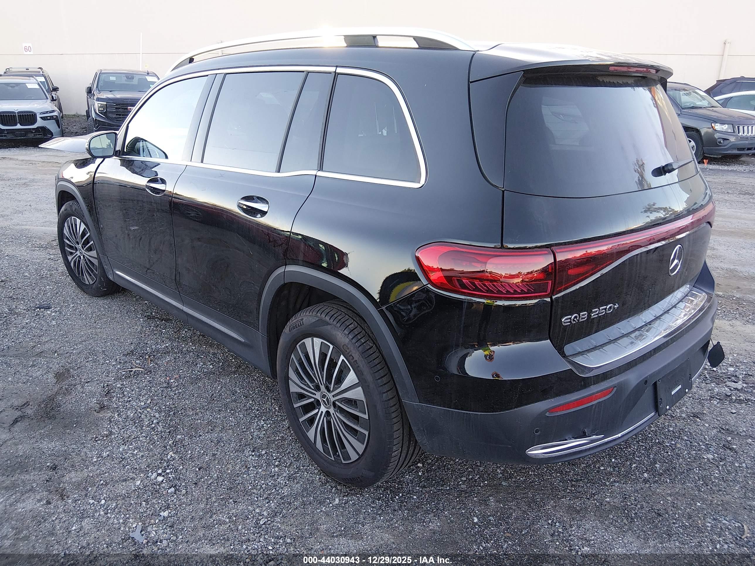 MERCEDES-BENZ EQB image 3