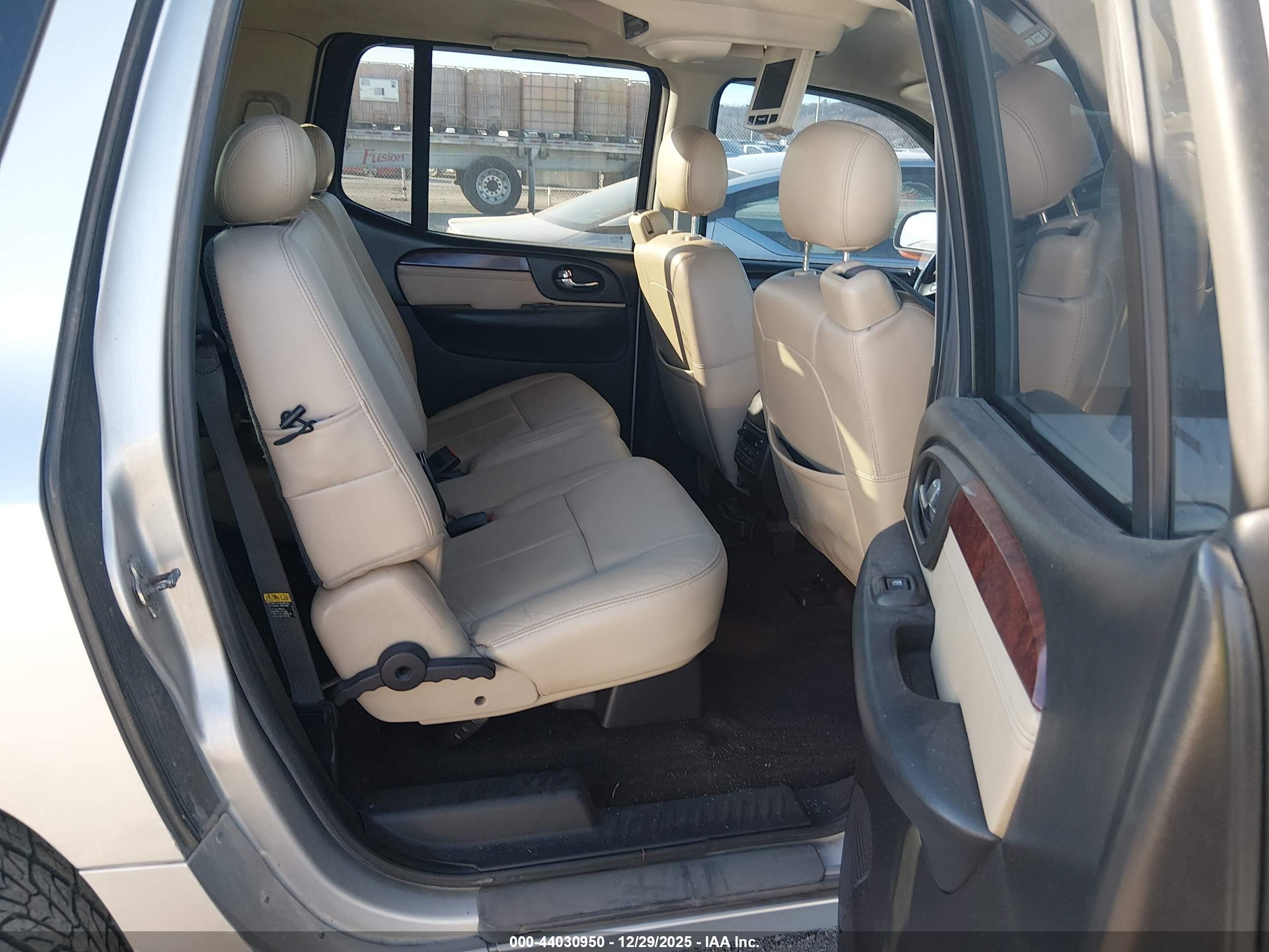 GMC ENVOY image 8