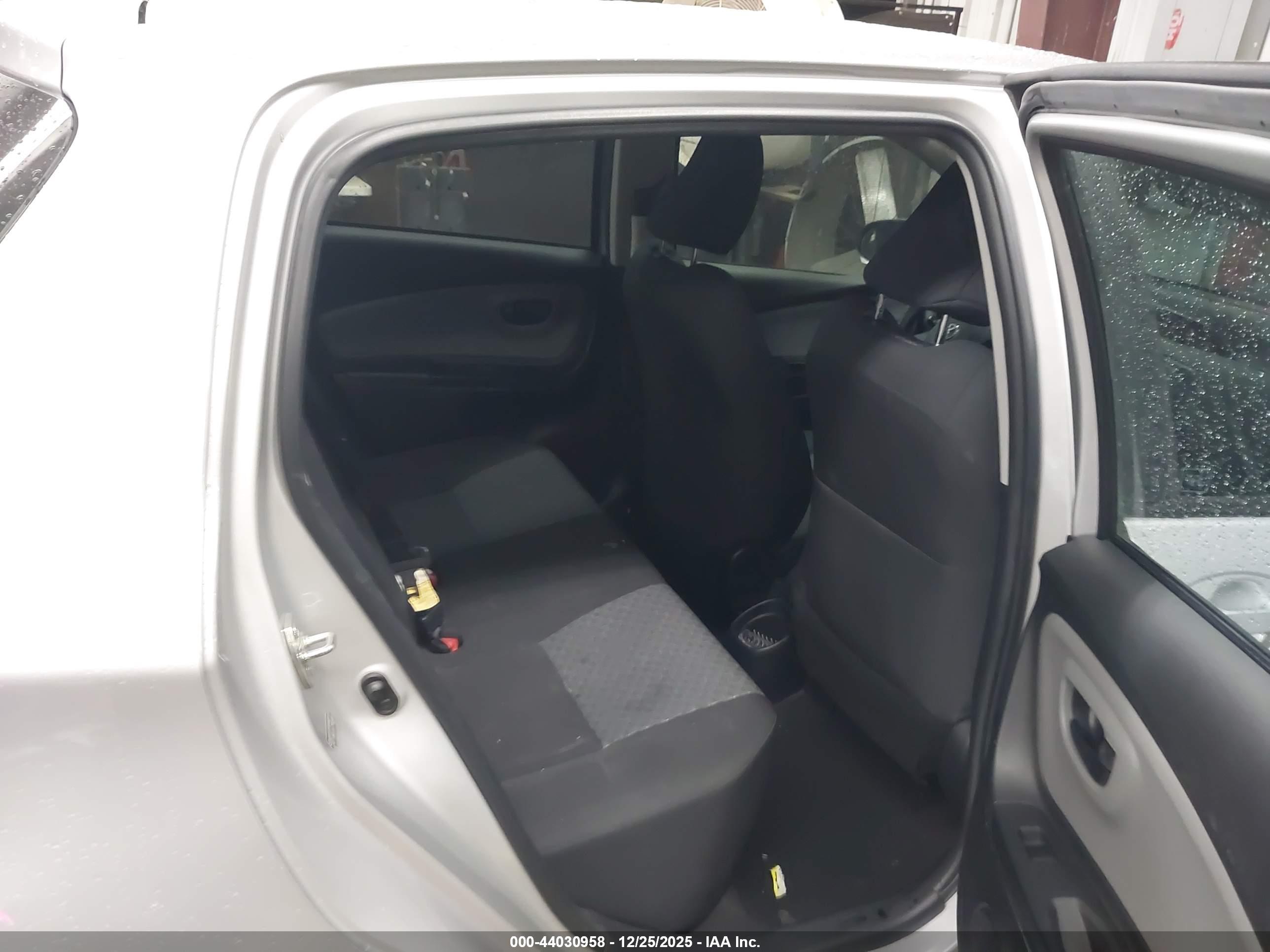 TOYOTA YARIS image 8