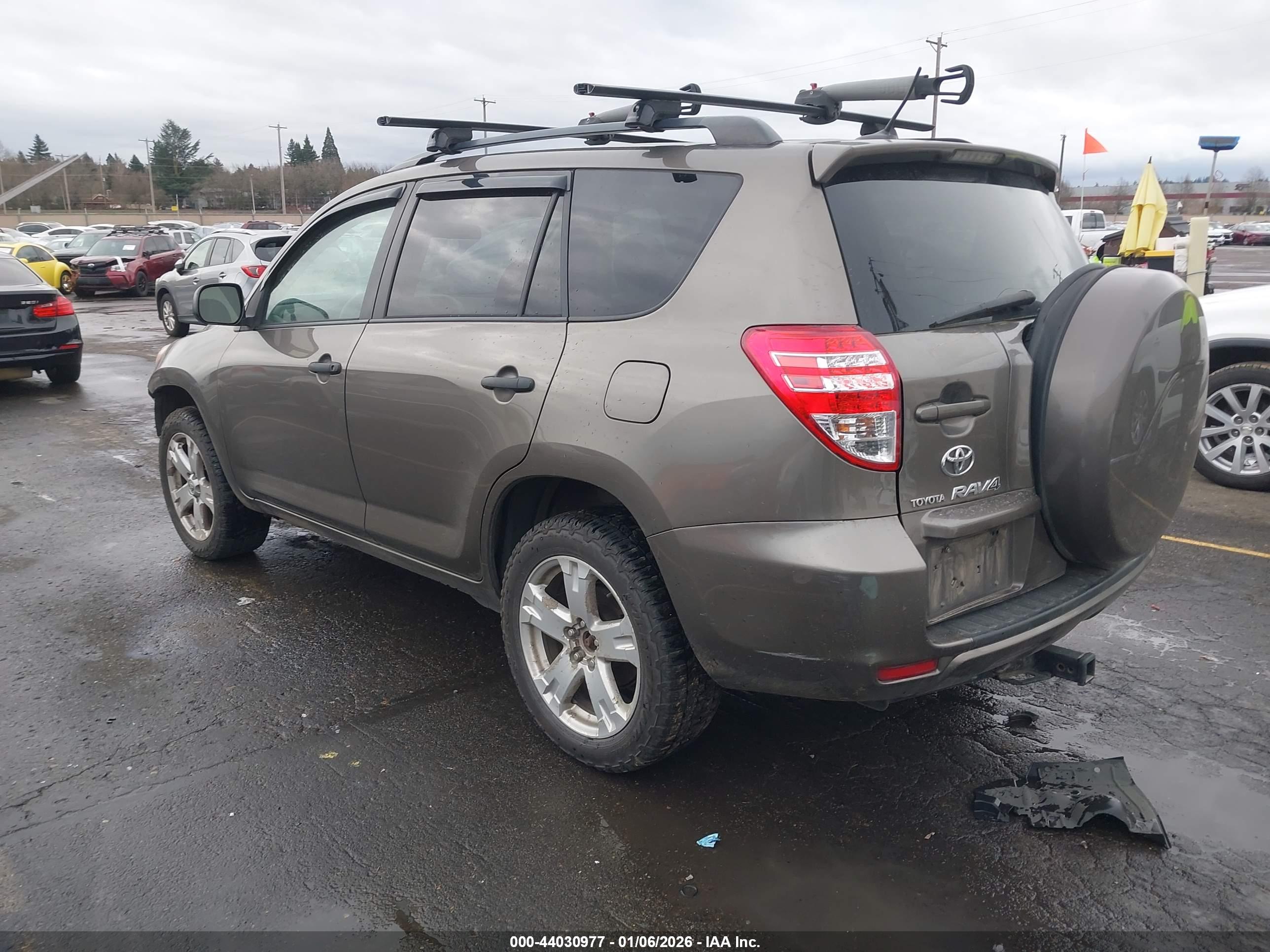 TOYOTA RAV4 image 3