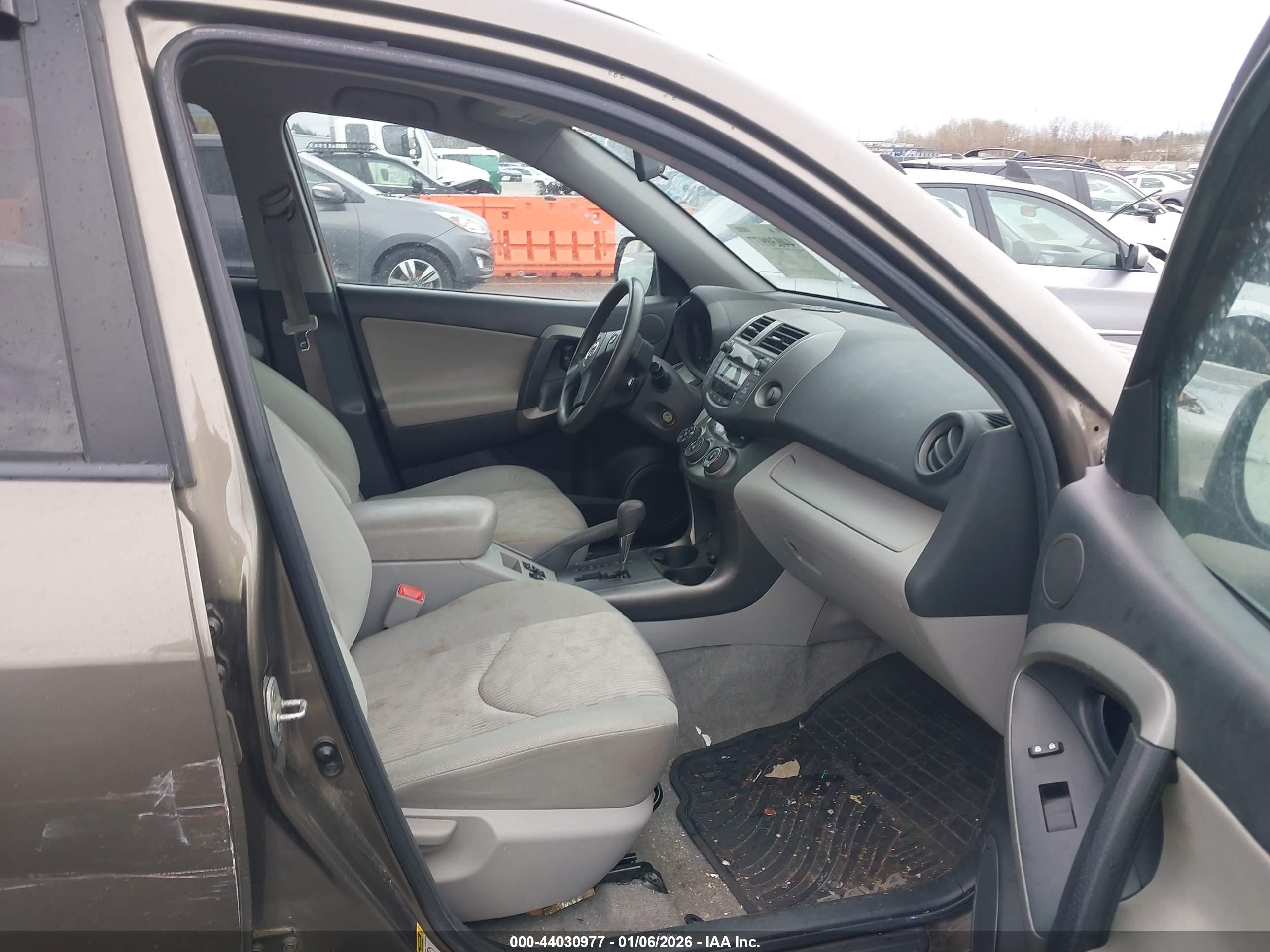 TOYOTA RAV4 image 5