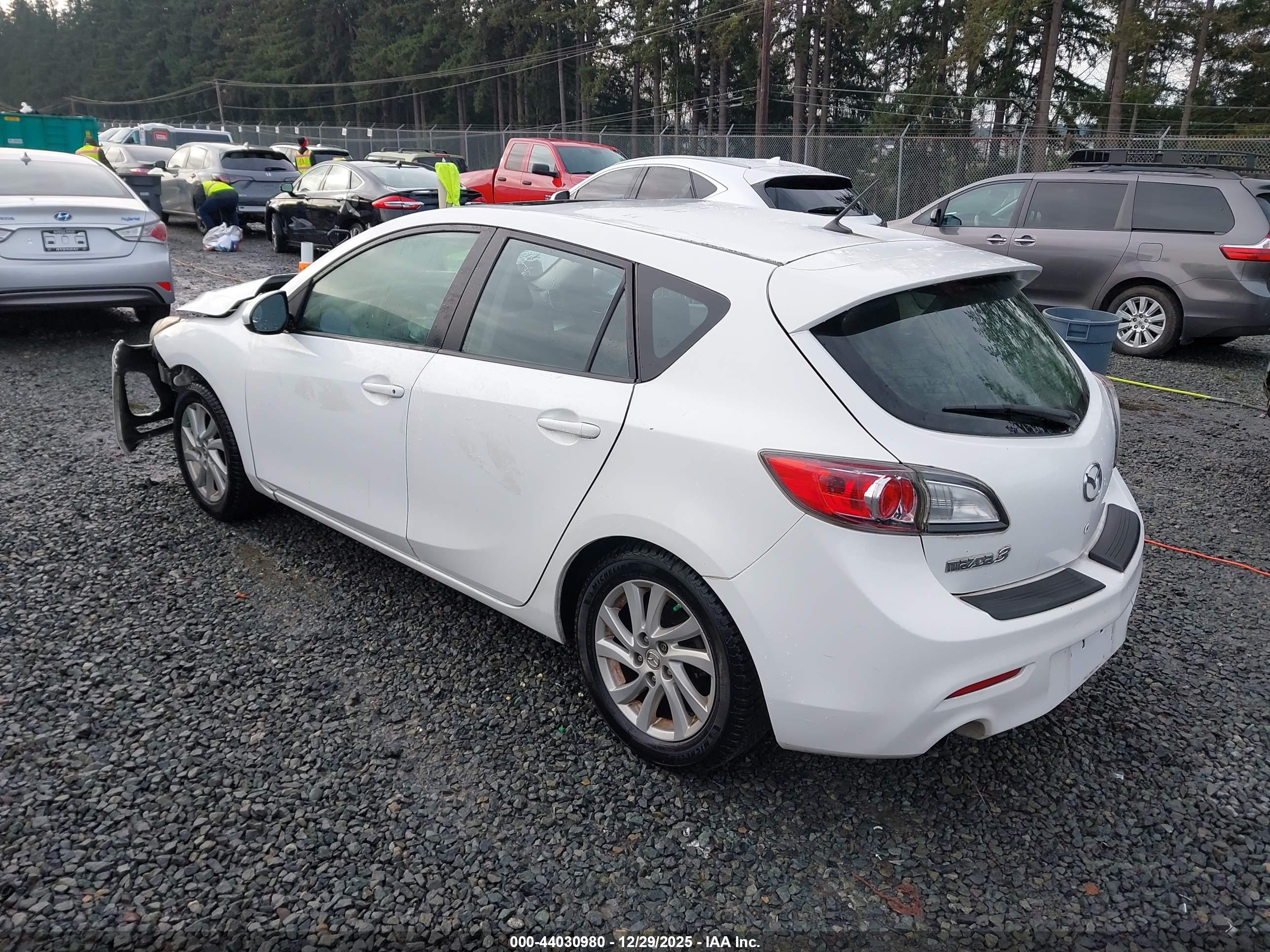 MAZDA MAZDA3 image 3