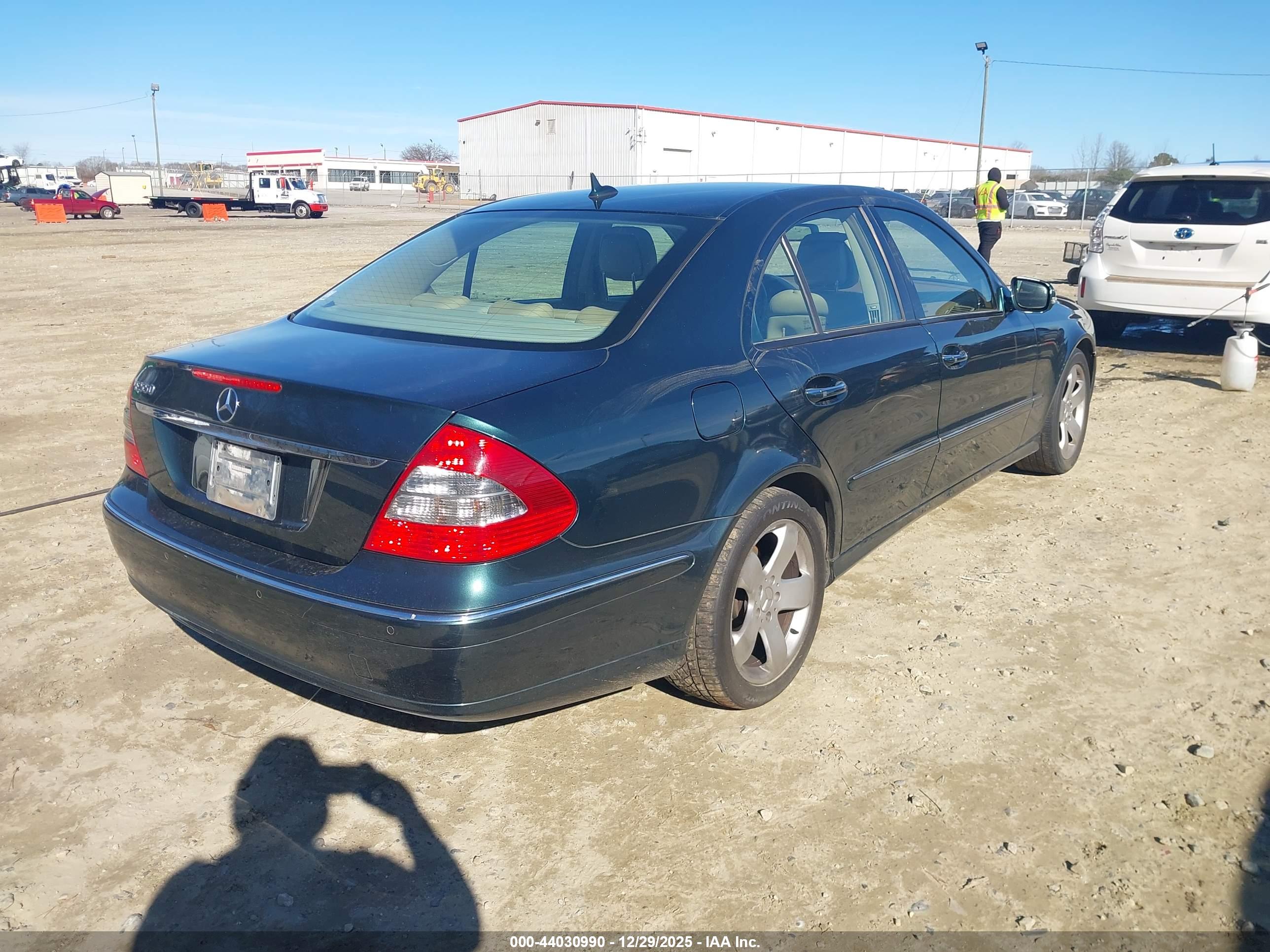 MERCEDES-BENZ E image 4