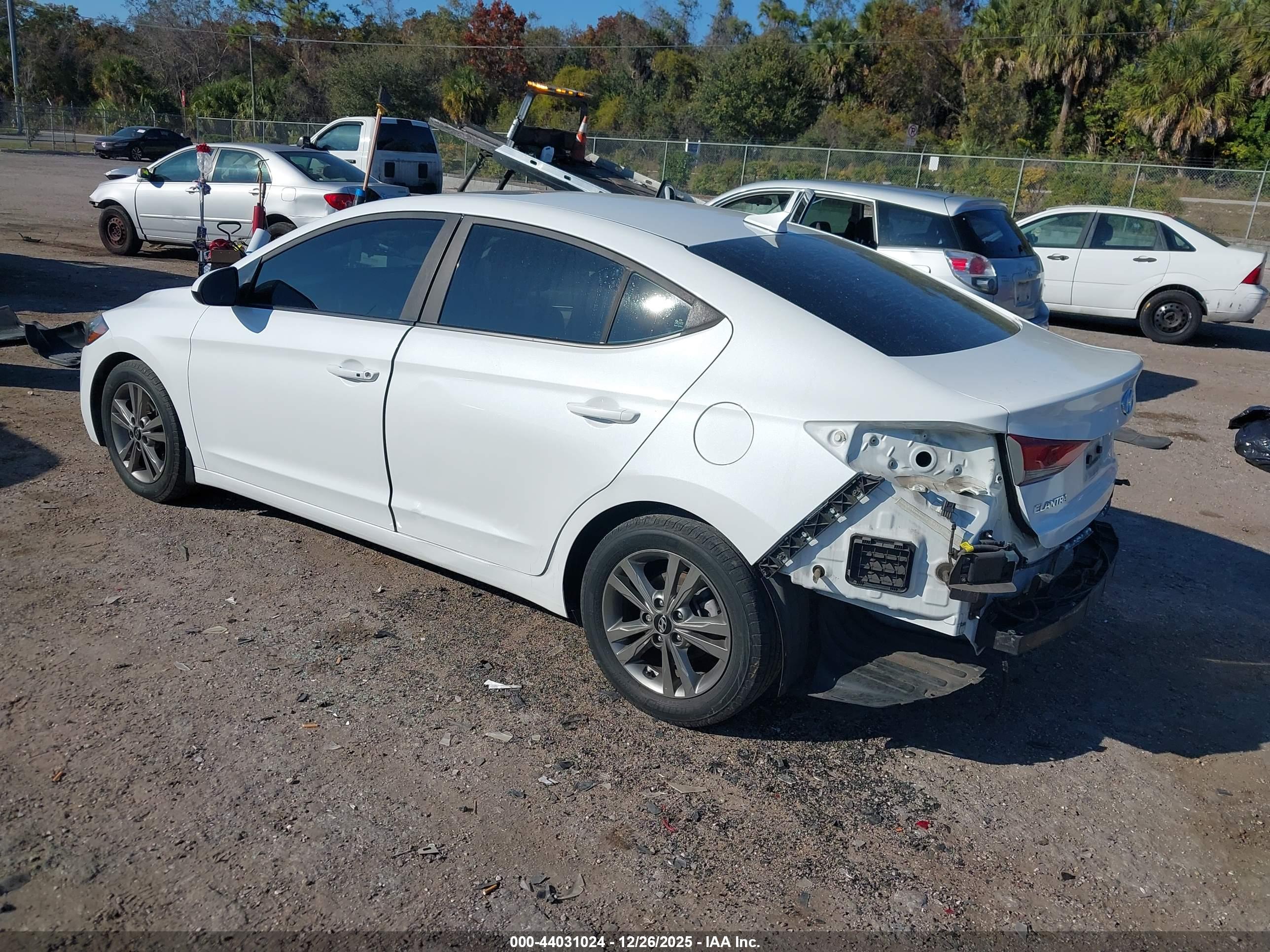 HYUNDAI ELANTRA image 3