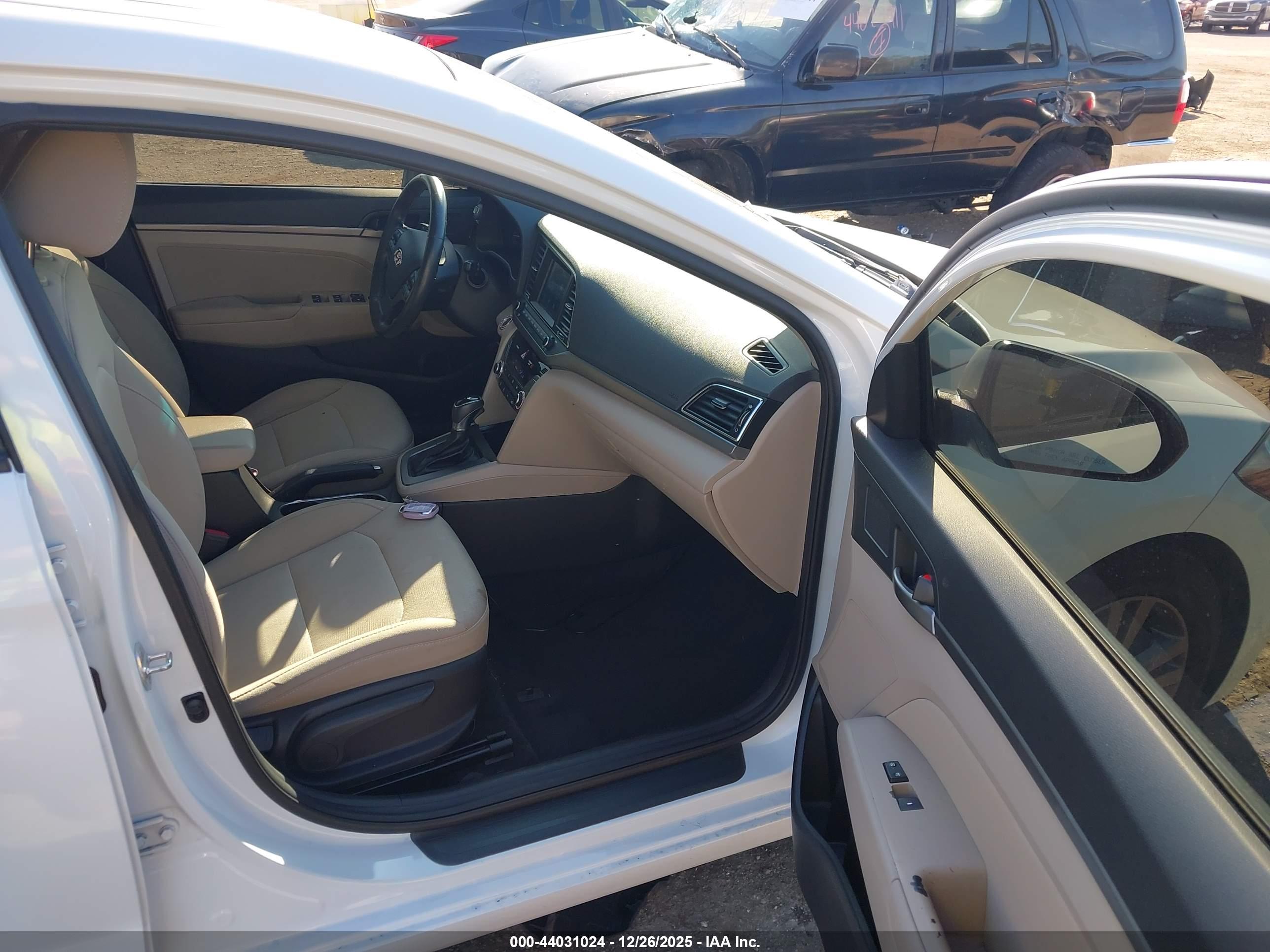 HYUNDAI ELANTRA image 5