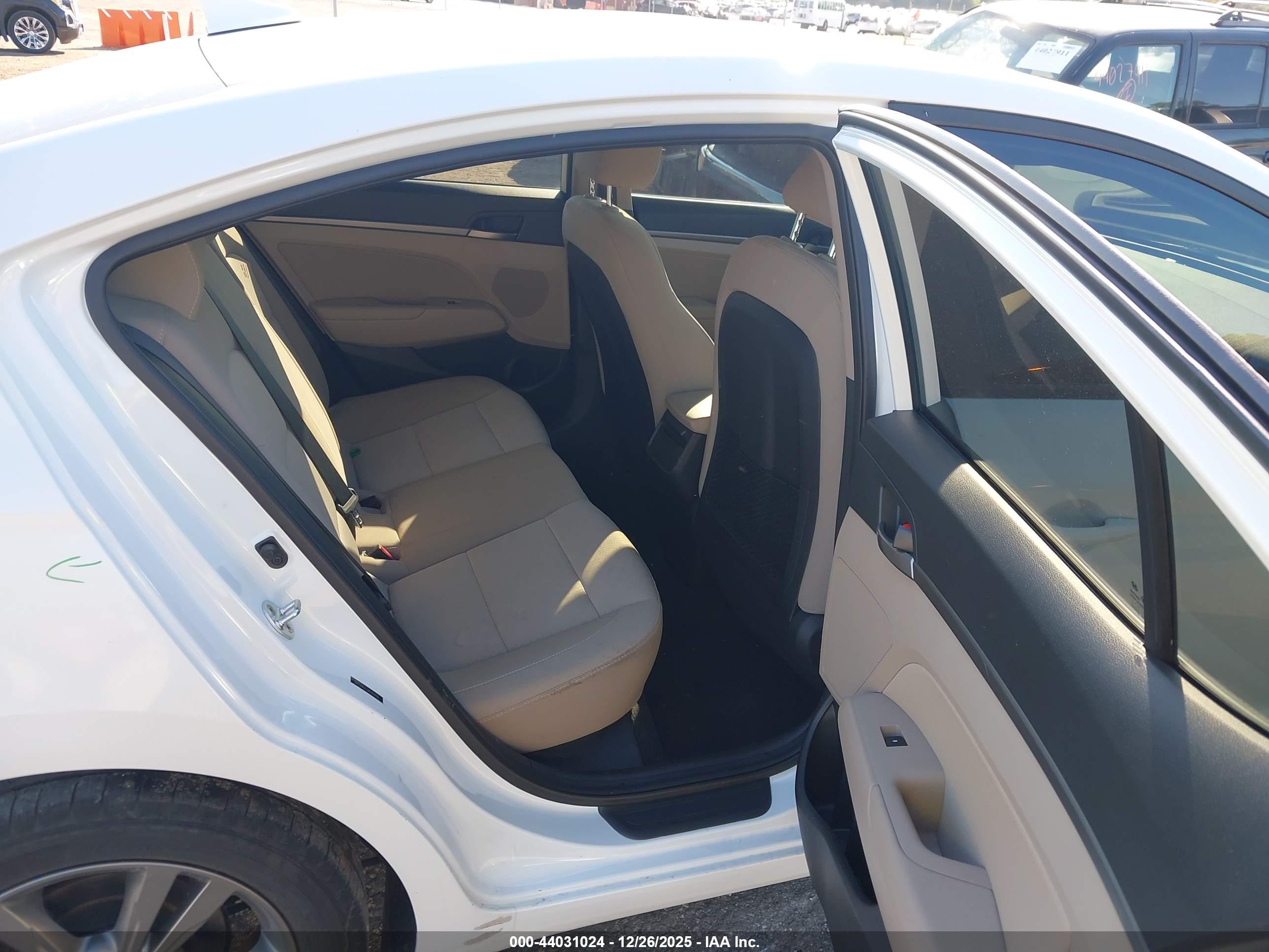 HYUNDAI ELANTRA image 8