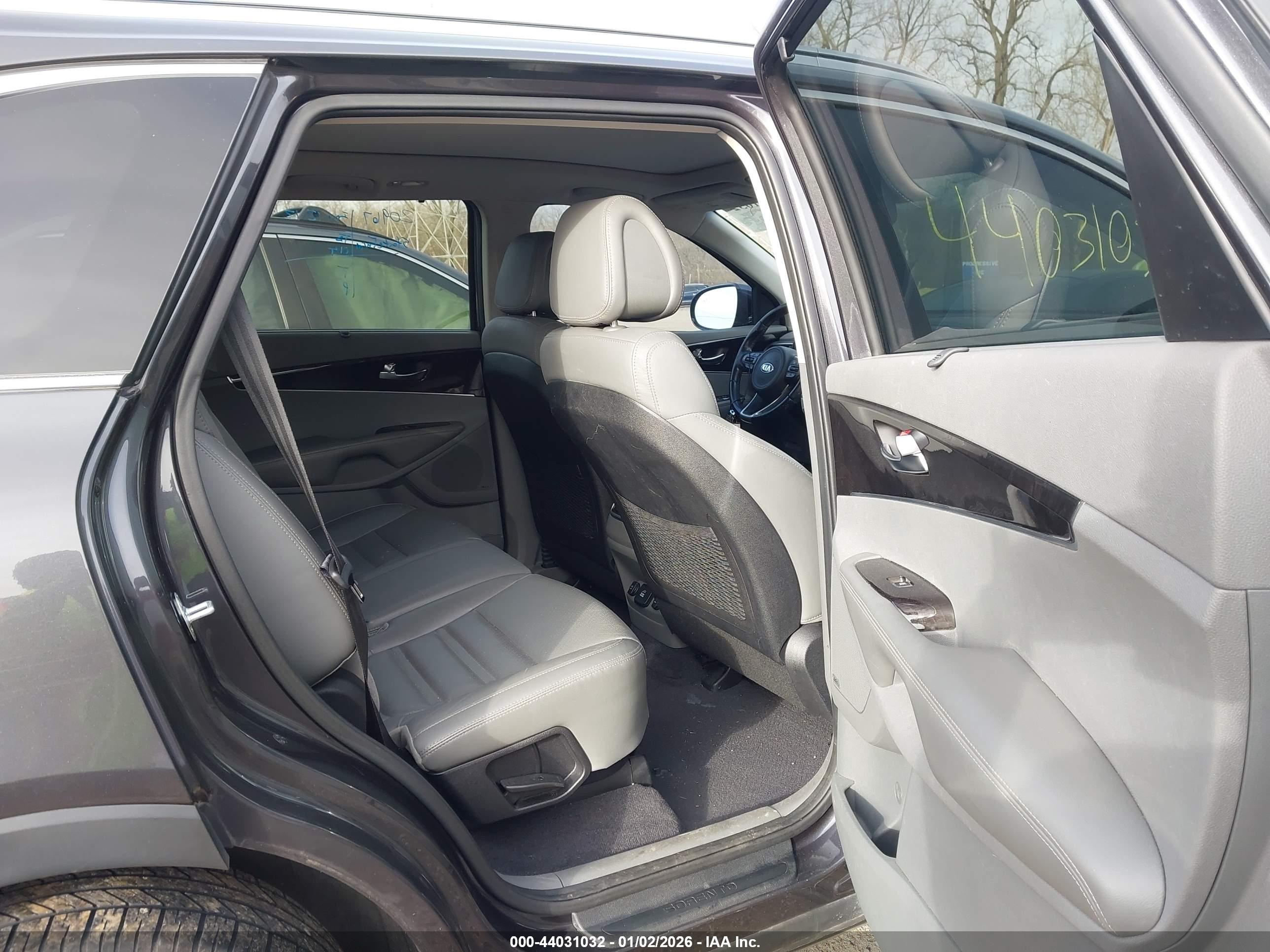 KIA SORENTO image 8