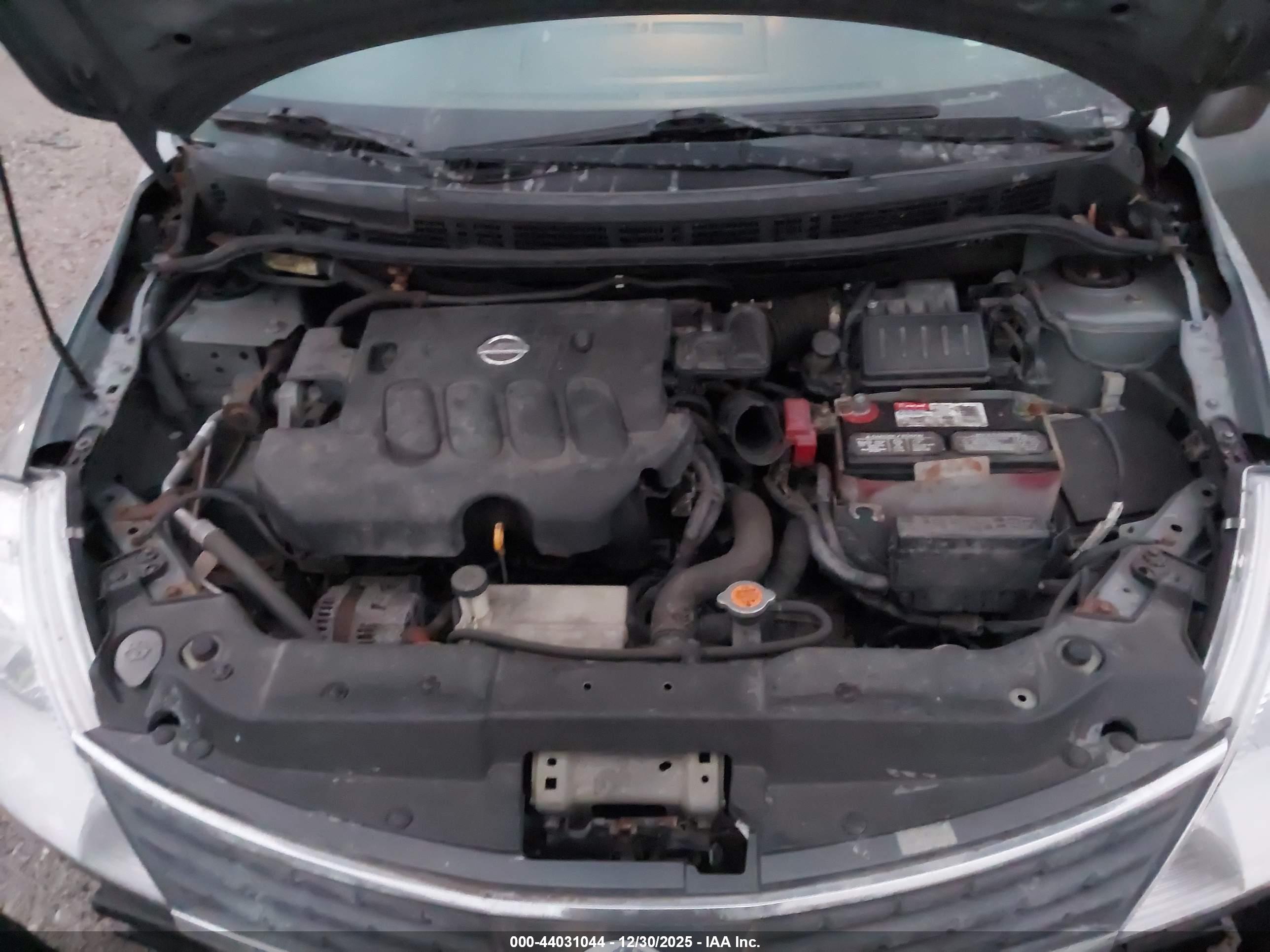 NISSAN VERSA image 10