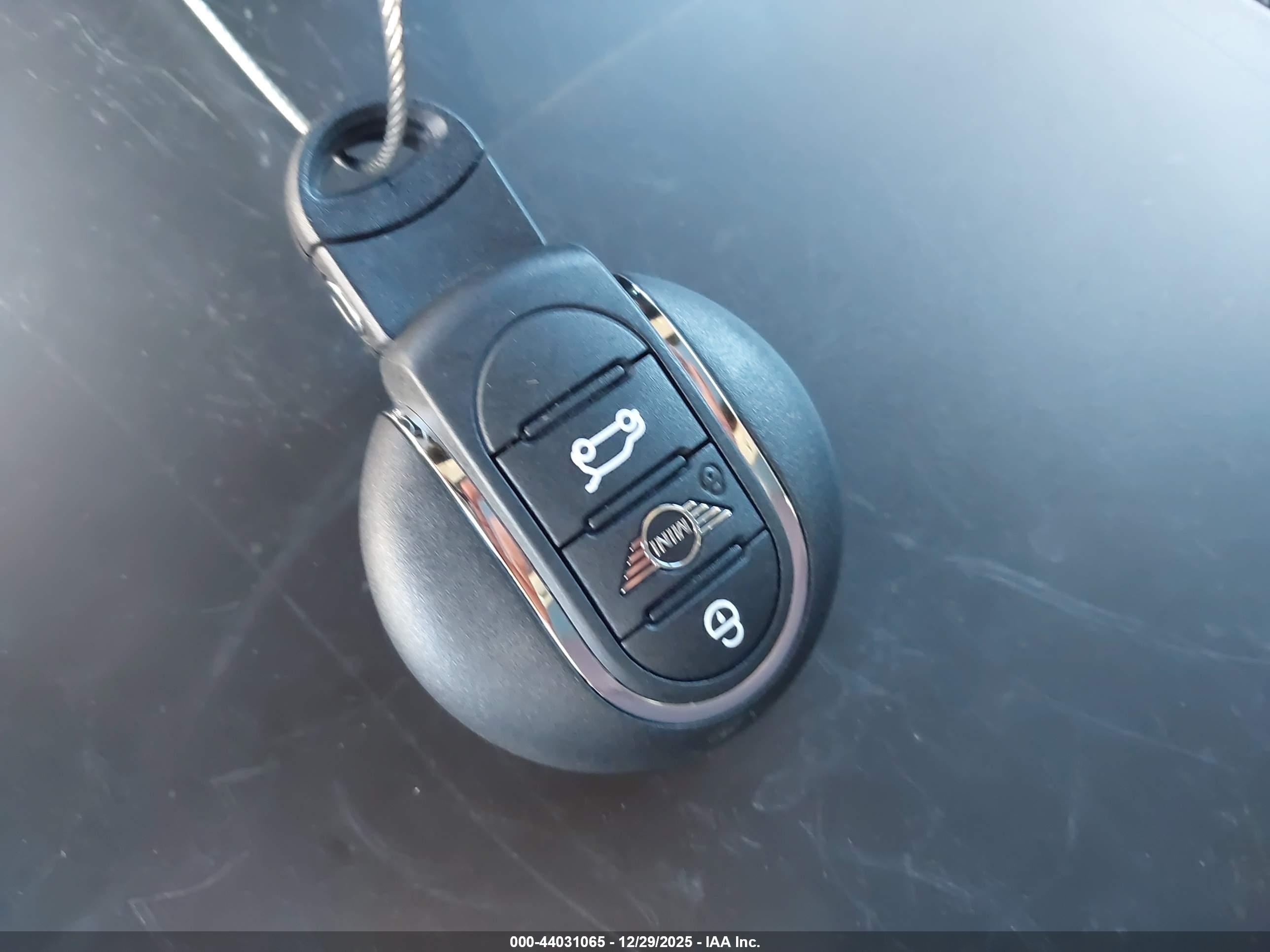 MINI COUNTRYMAN image 11