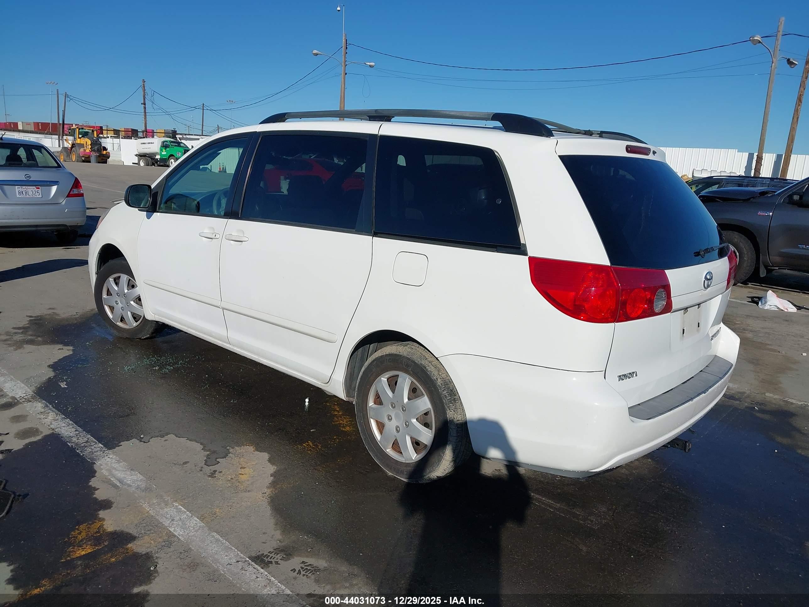 TOYOTA SIENNA image 3