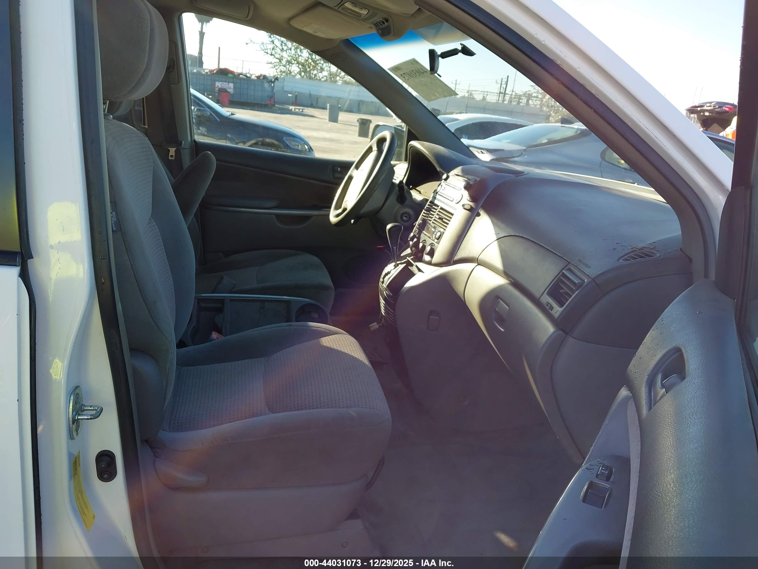TOYOTA SIENNA image 5