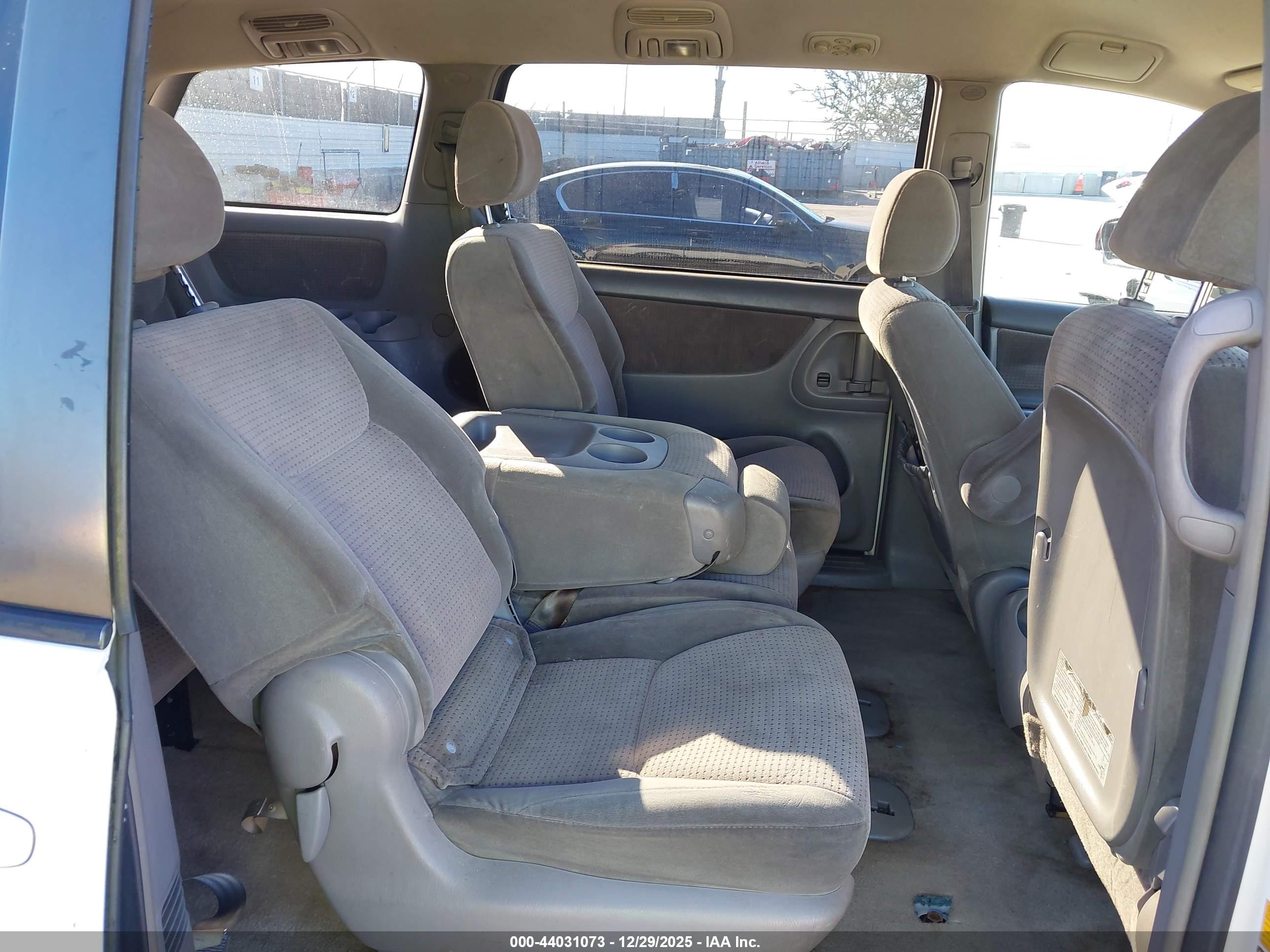 TOYOTA SIENNA image 8