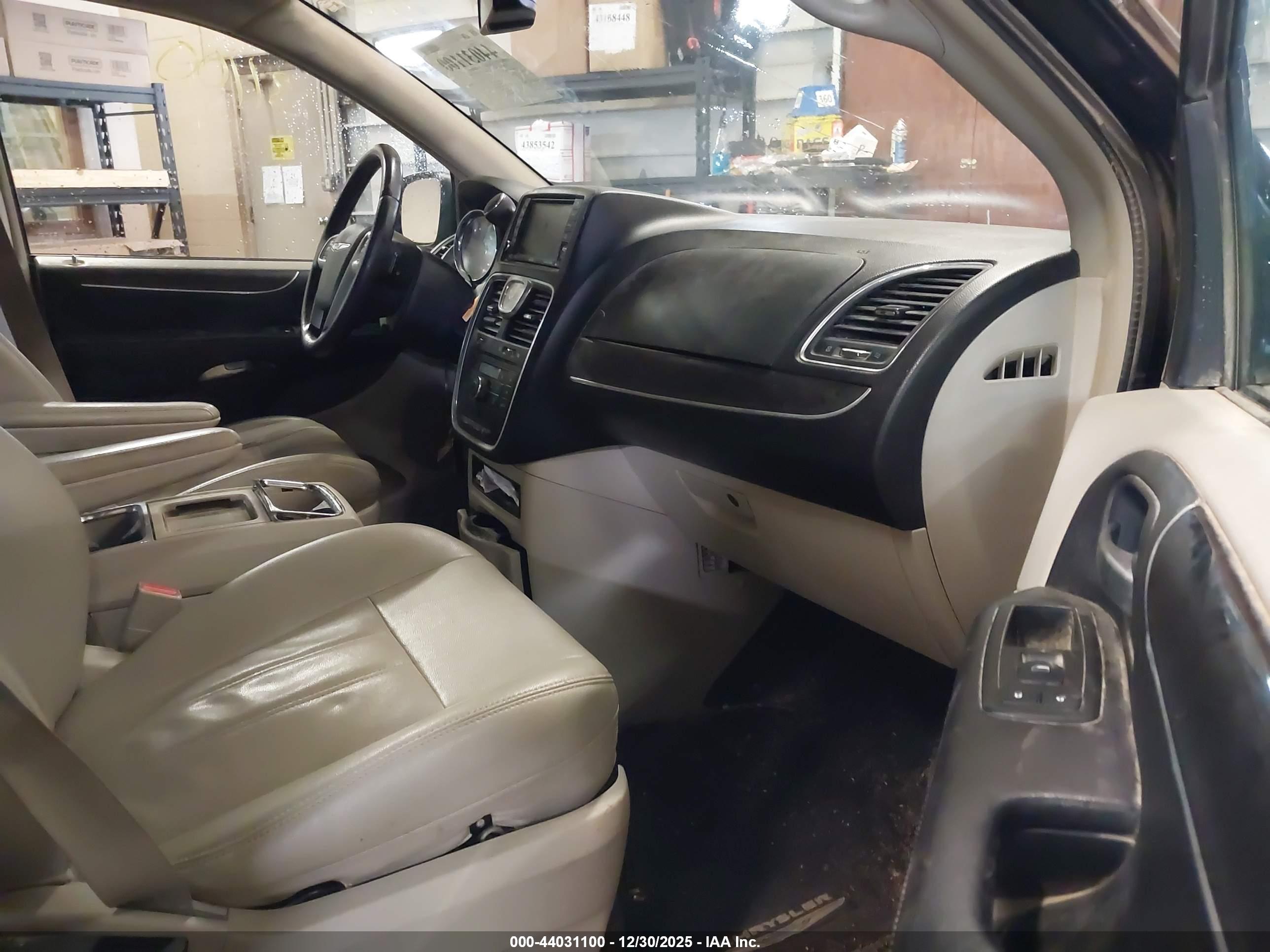 CHRYSLER TOWN image 5