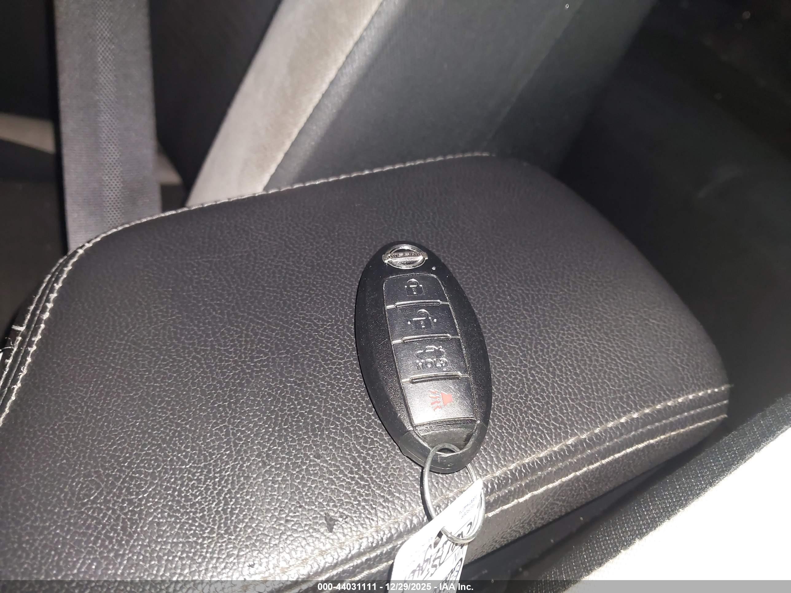 NISSAN VERSA image 11