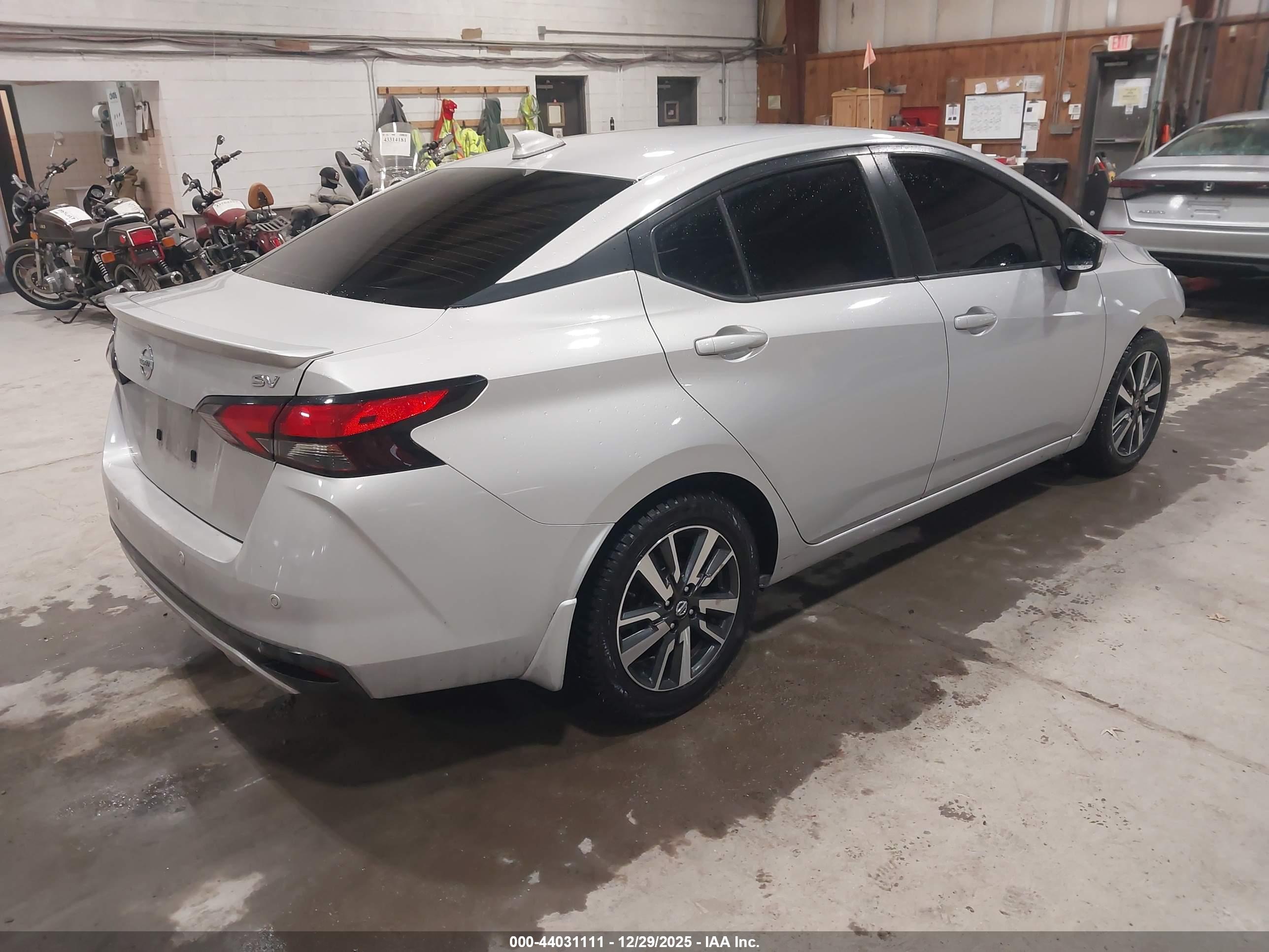 NISSAN VERSA image 4