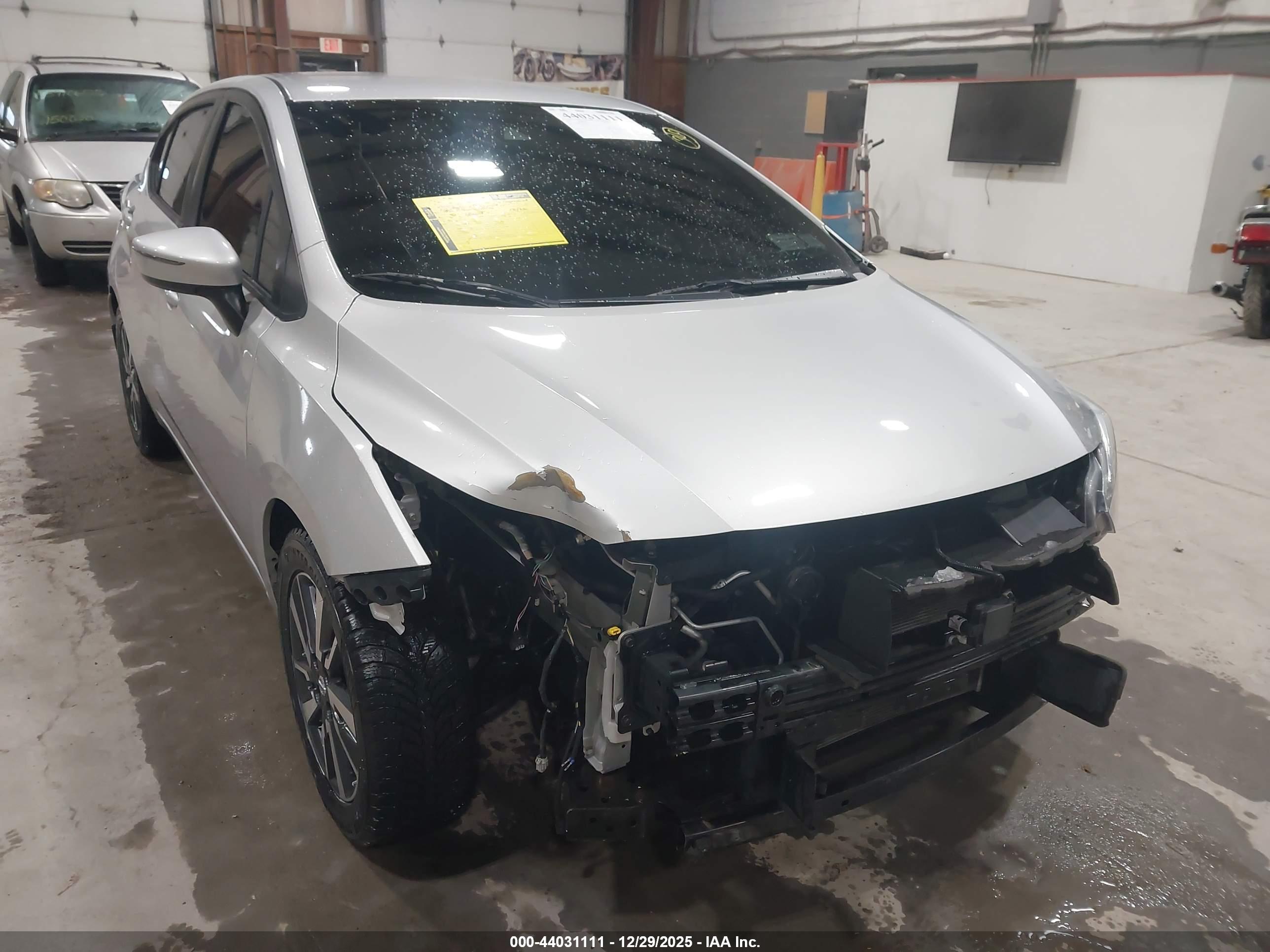 NISSAN VERSA image 6