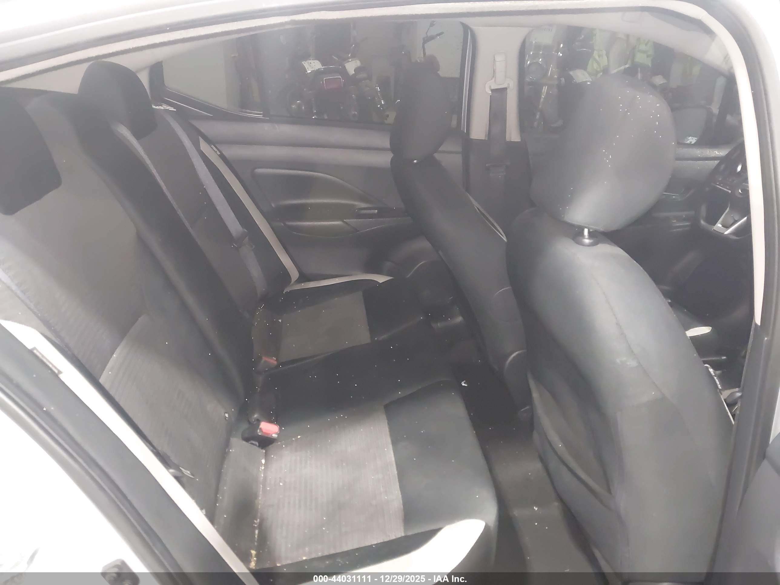NISSAN VERSA image 8
