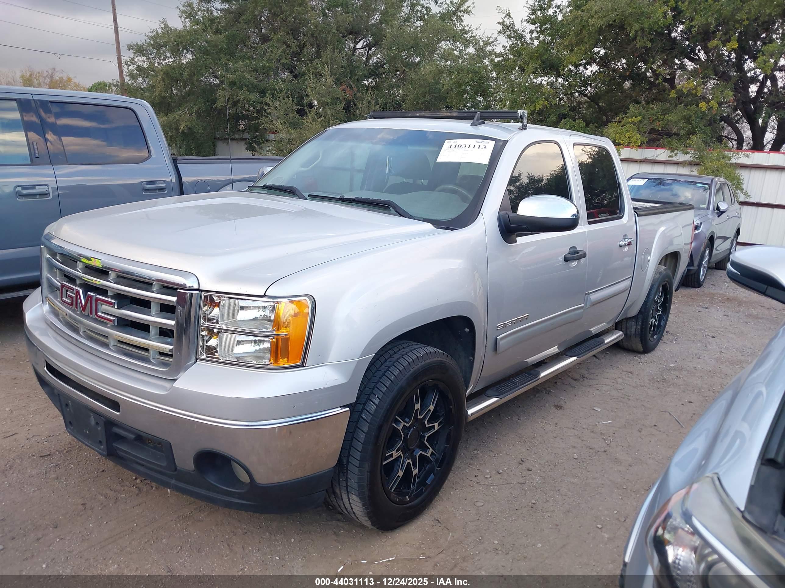GMC SIERRA image 2