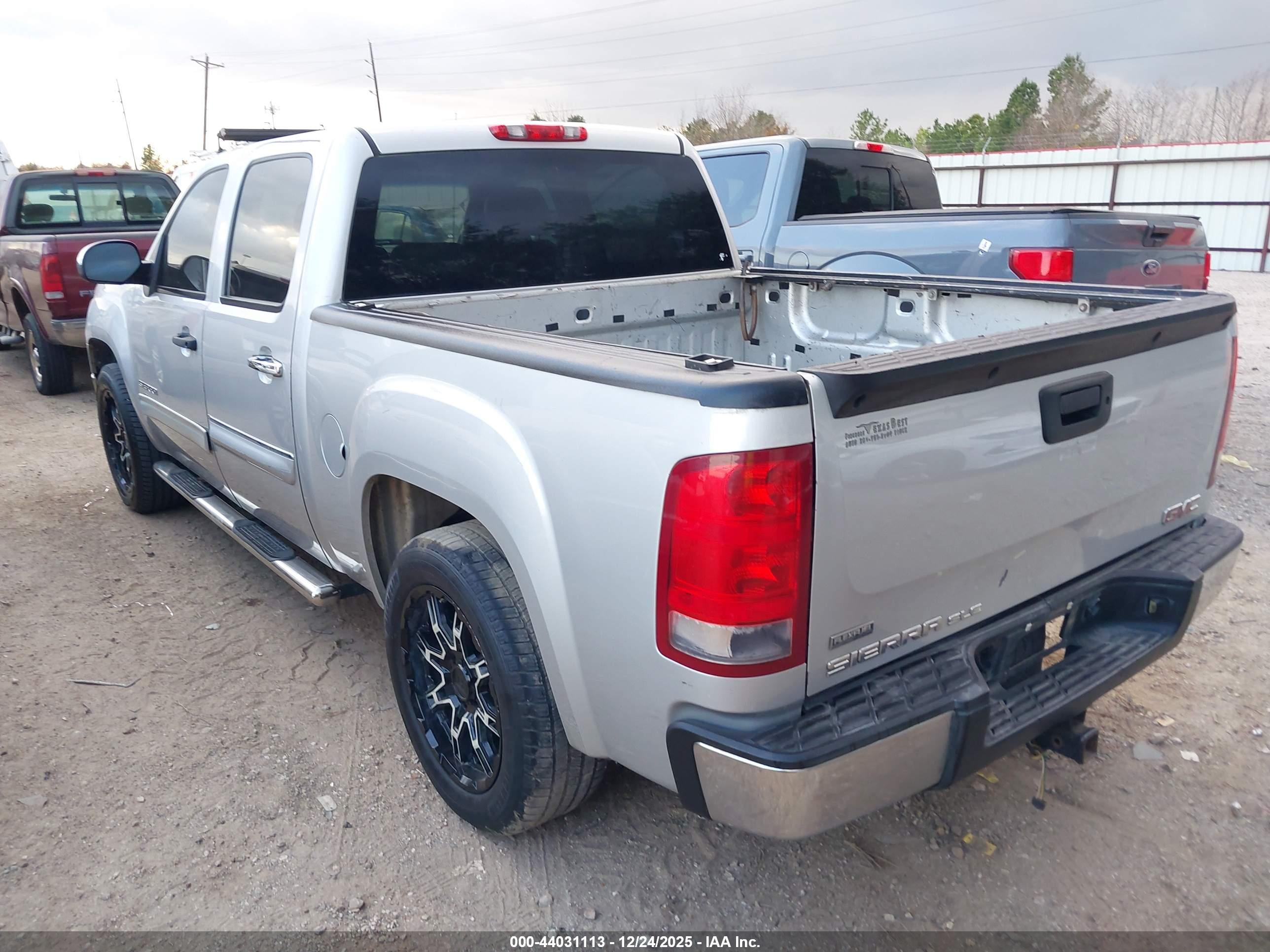 GMC SIERRA image 3