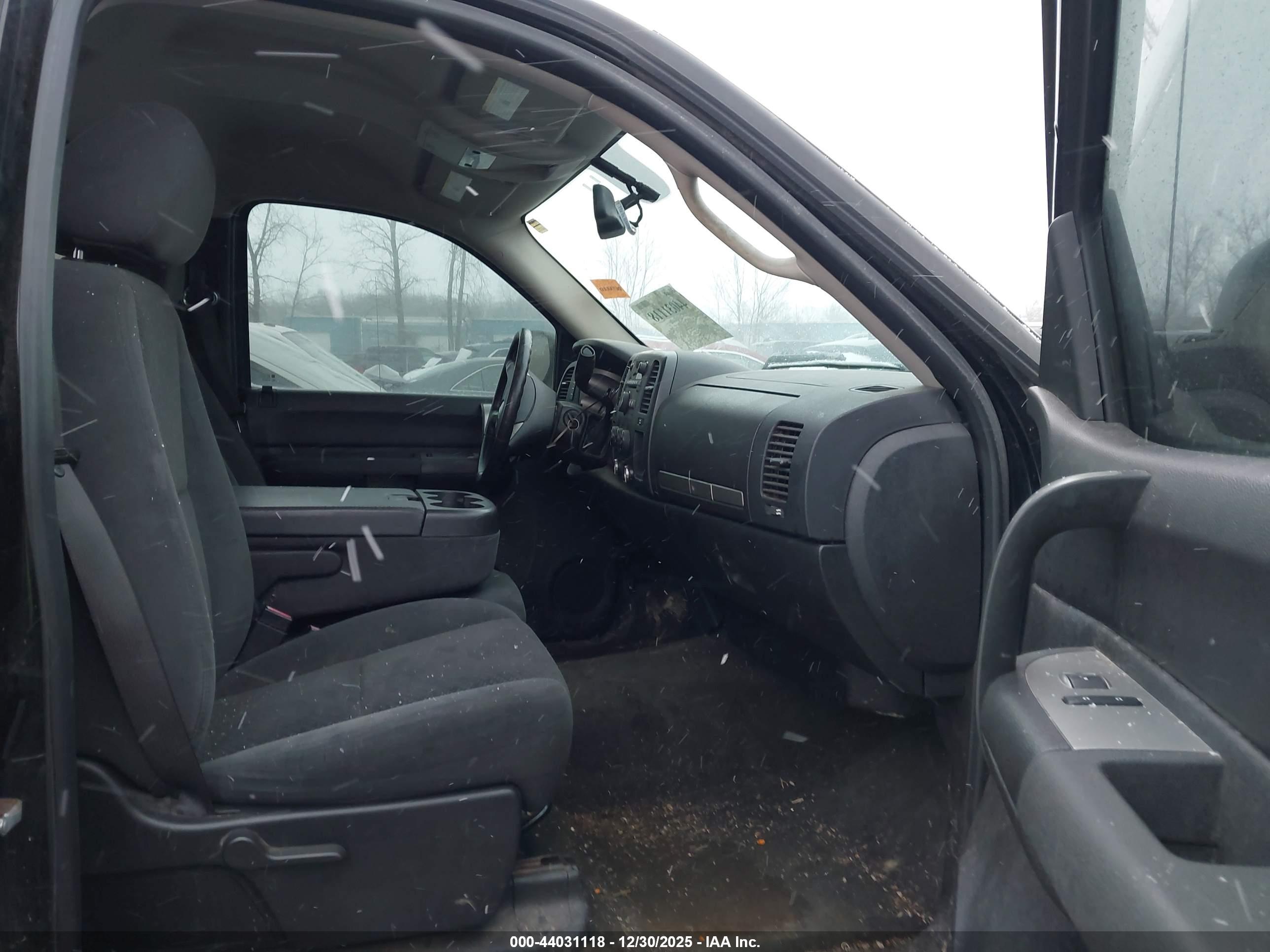 CHEVROLET SILVERADO image 5
