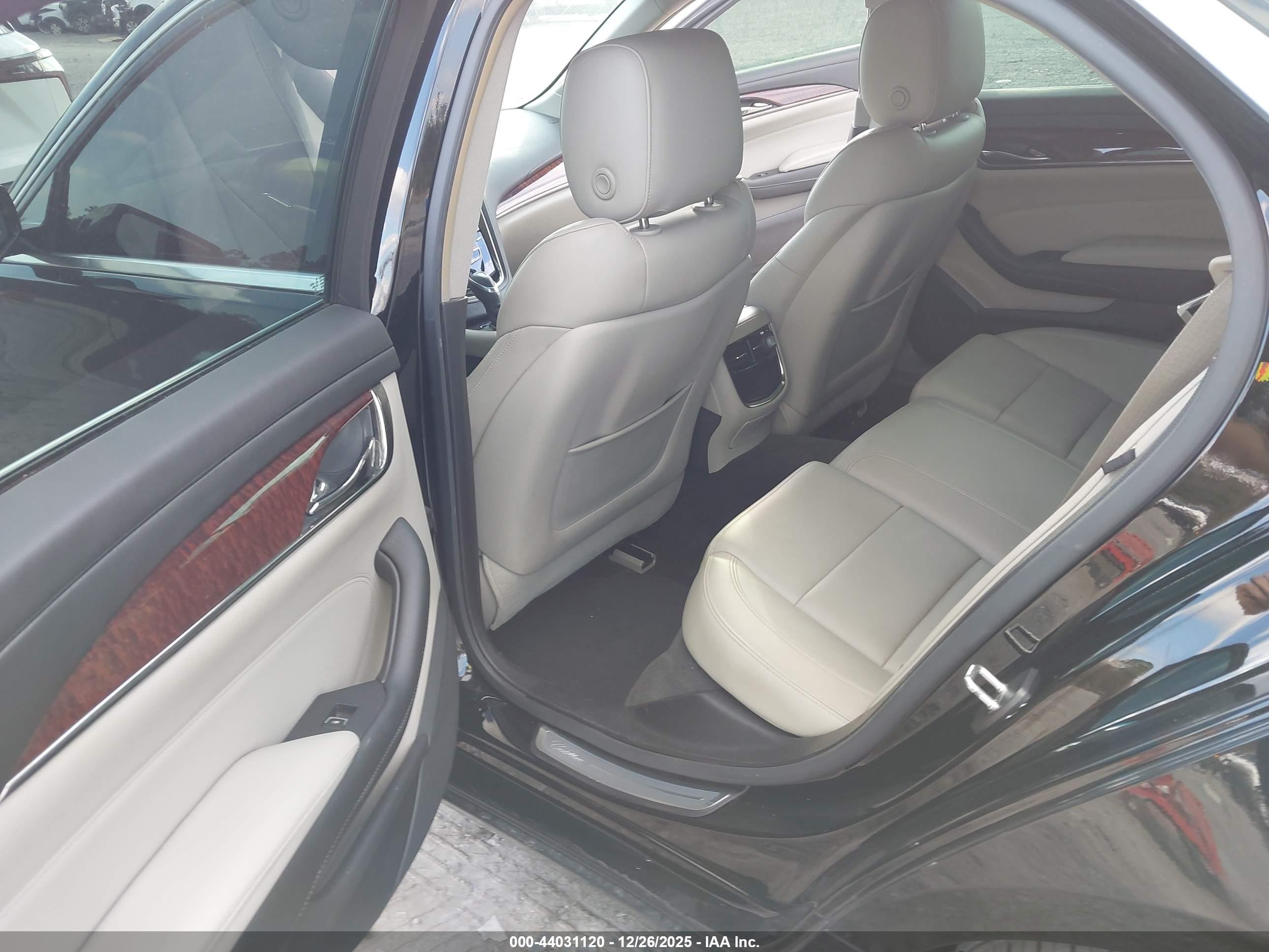 CADILLAC CTS image 8