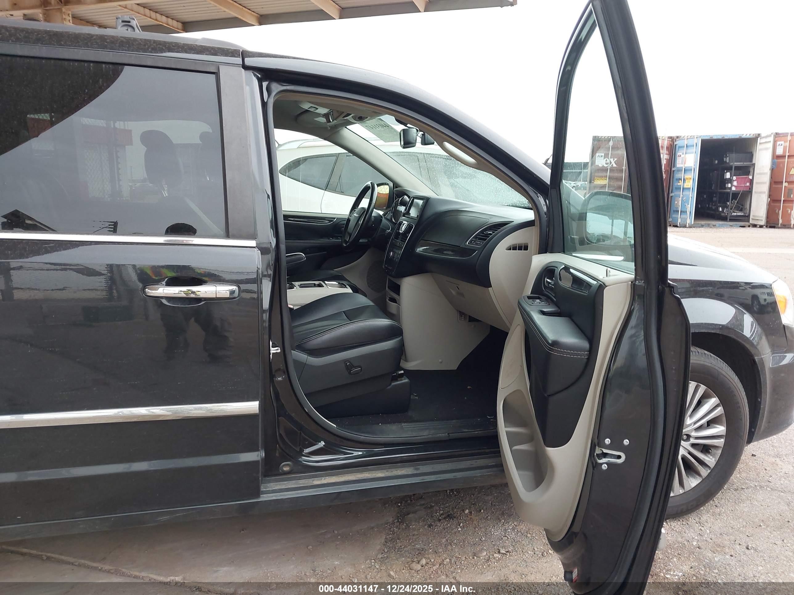 CHRYSLER TOWN image 5
