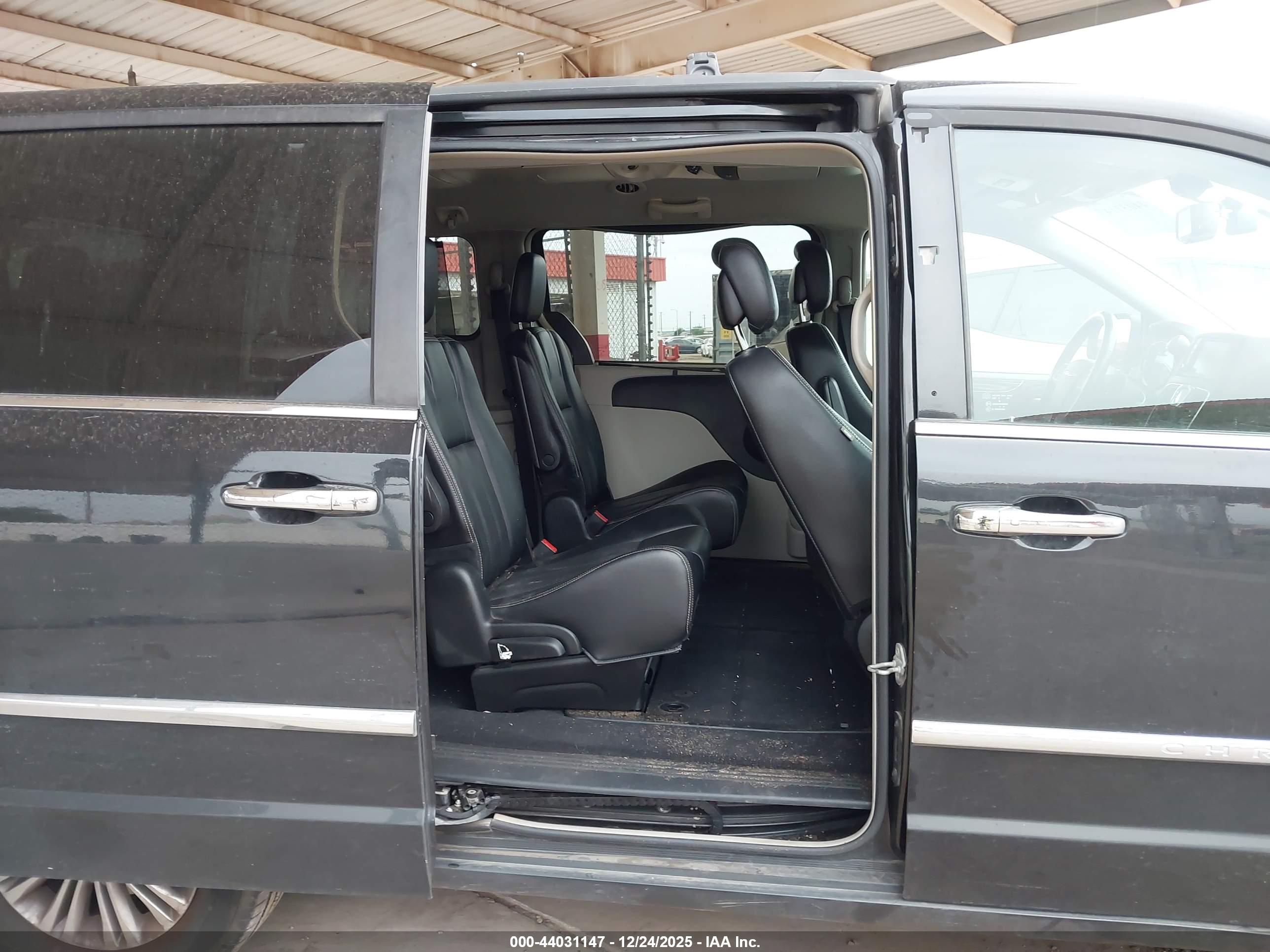 CHRYSLER TOWN image 8