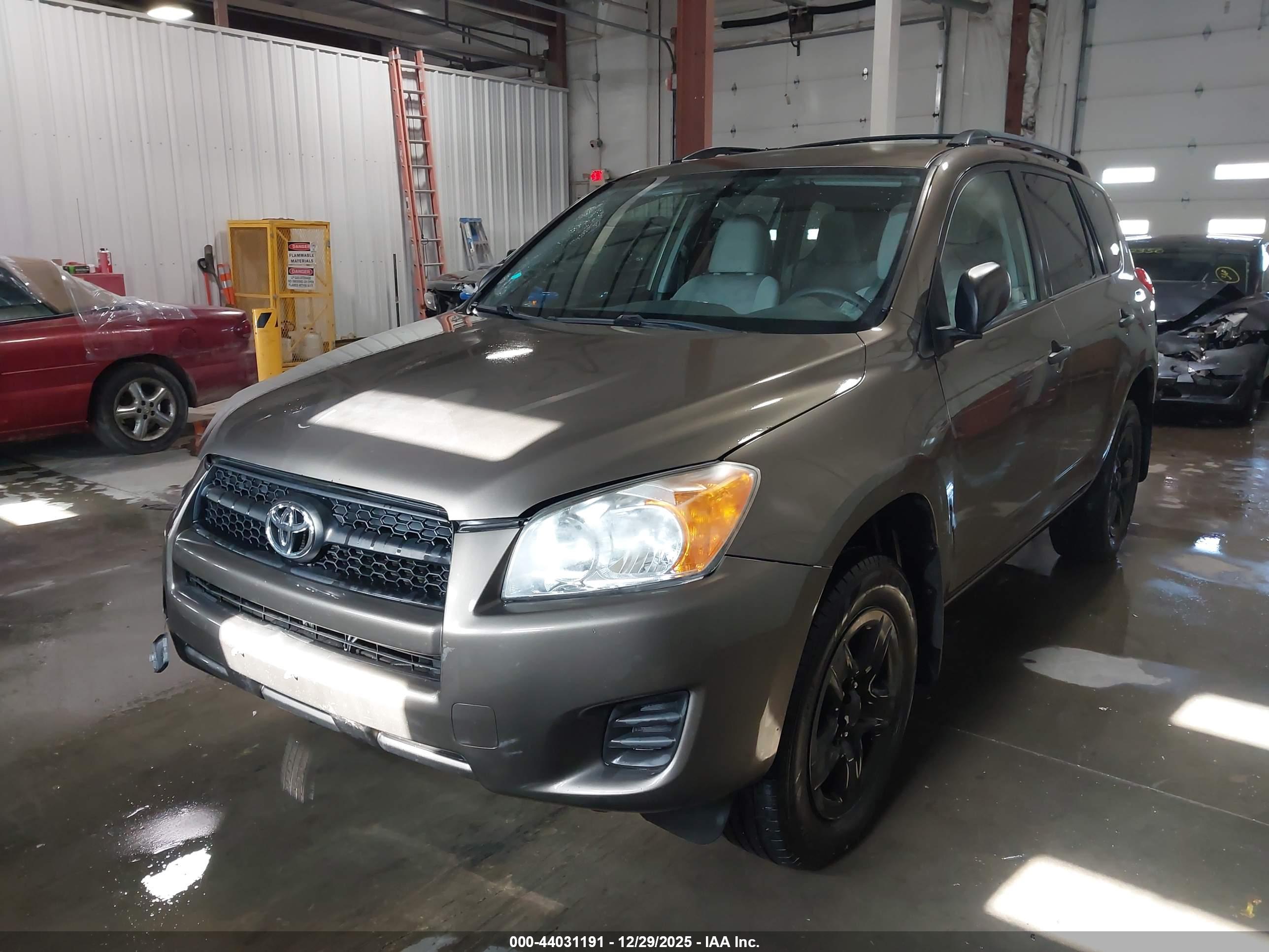 TOYOTA RAV4 image 2