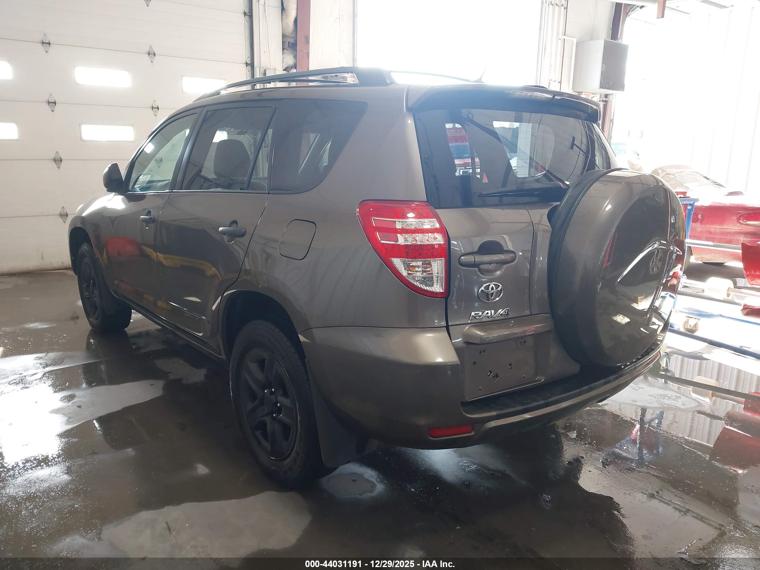 TOYOTA RAV4 image 3