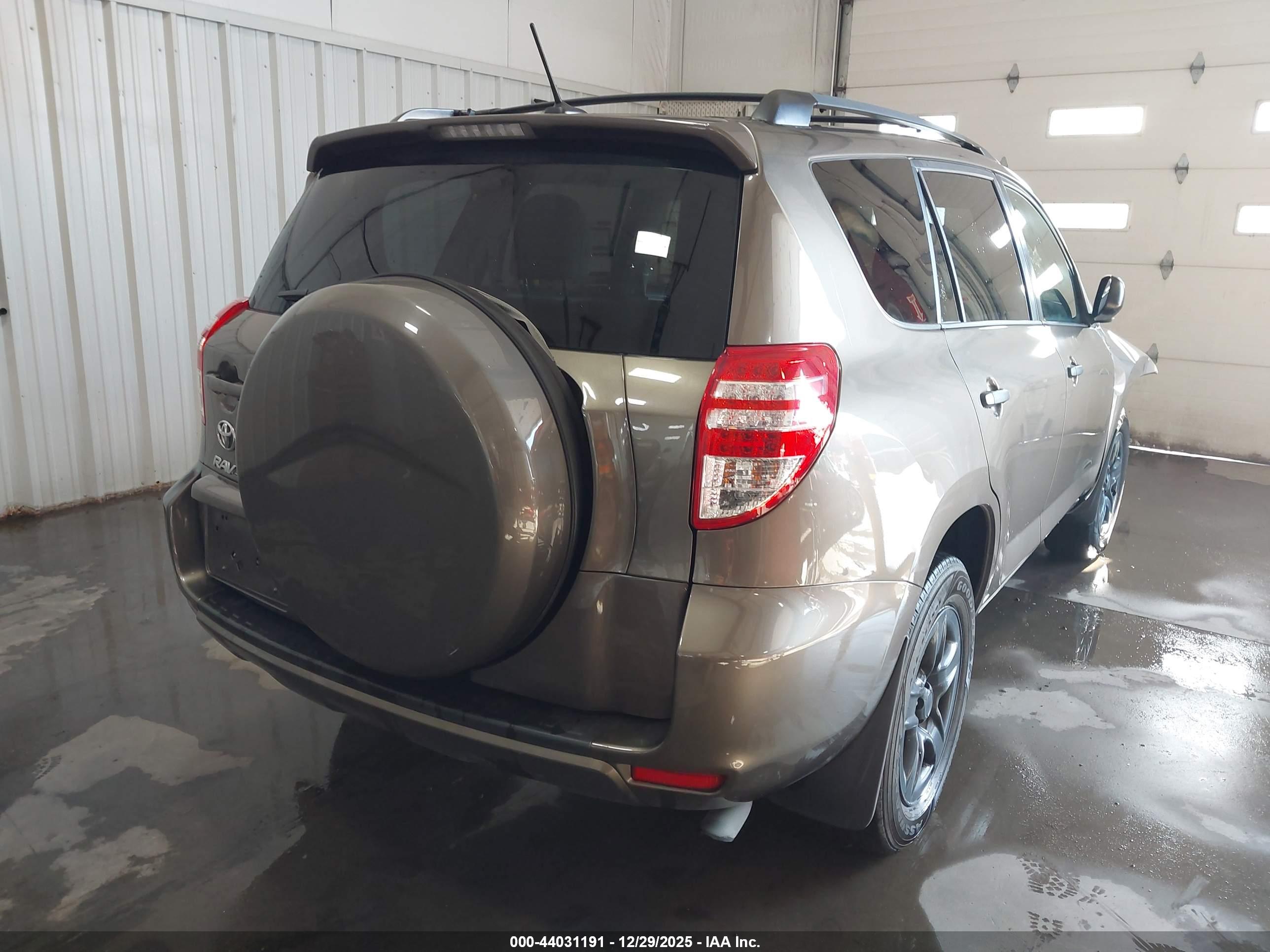 TOYOTA RAV4 image 4