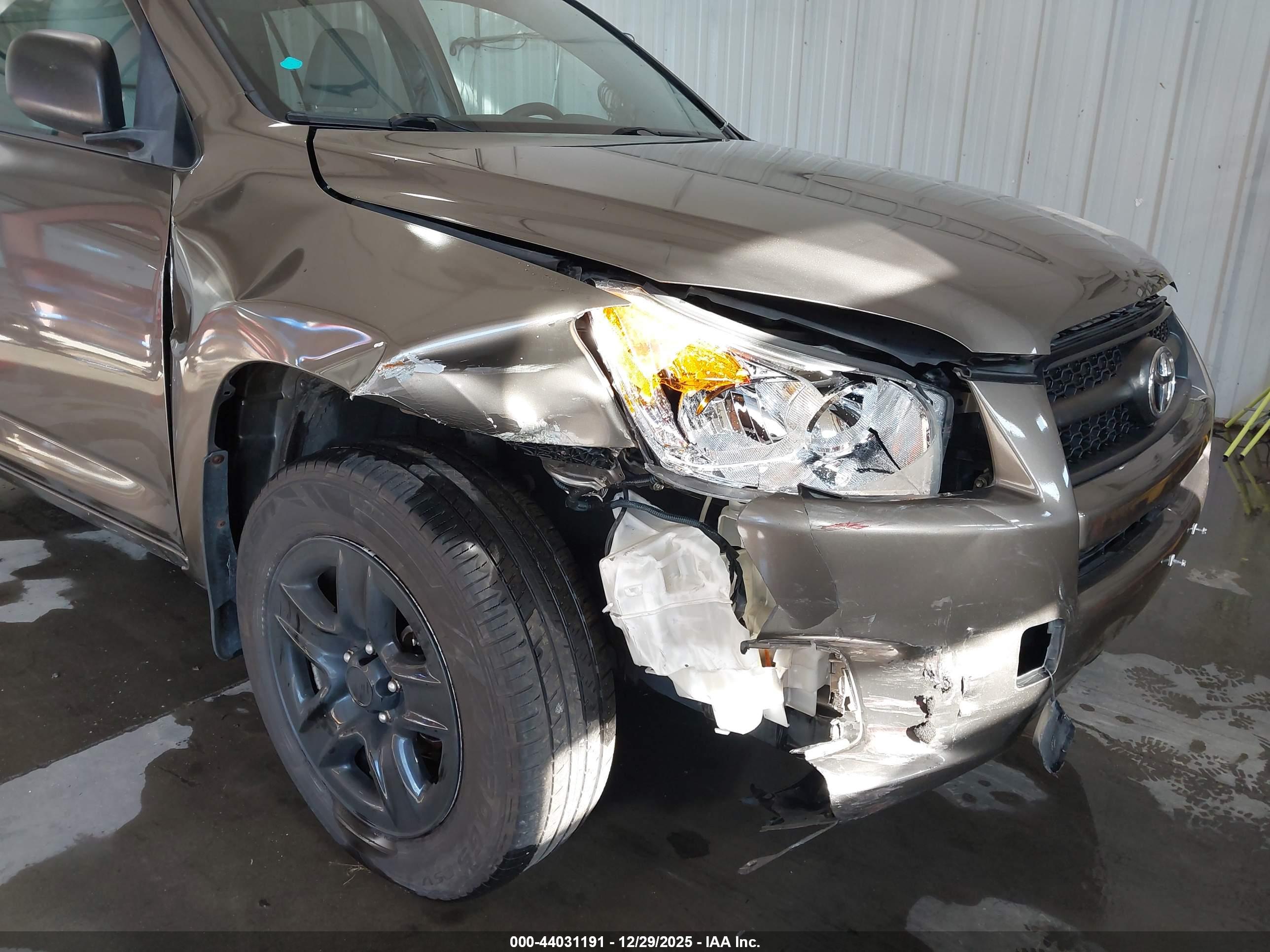 TOYOTA RAV4 image 6