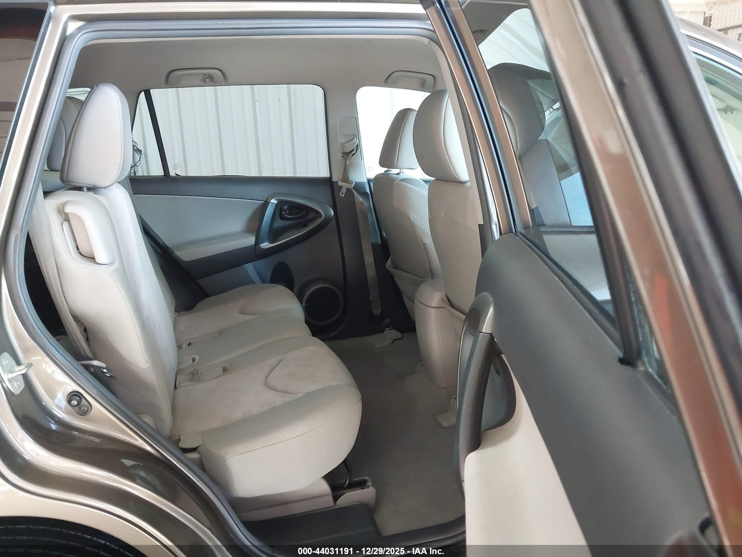 TOYOTA RAV4 image 8