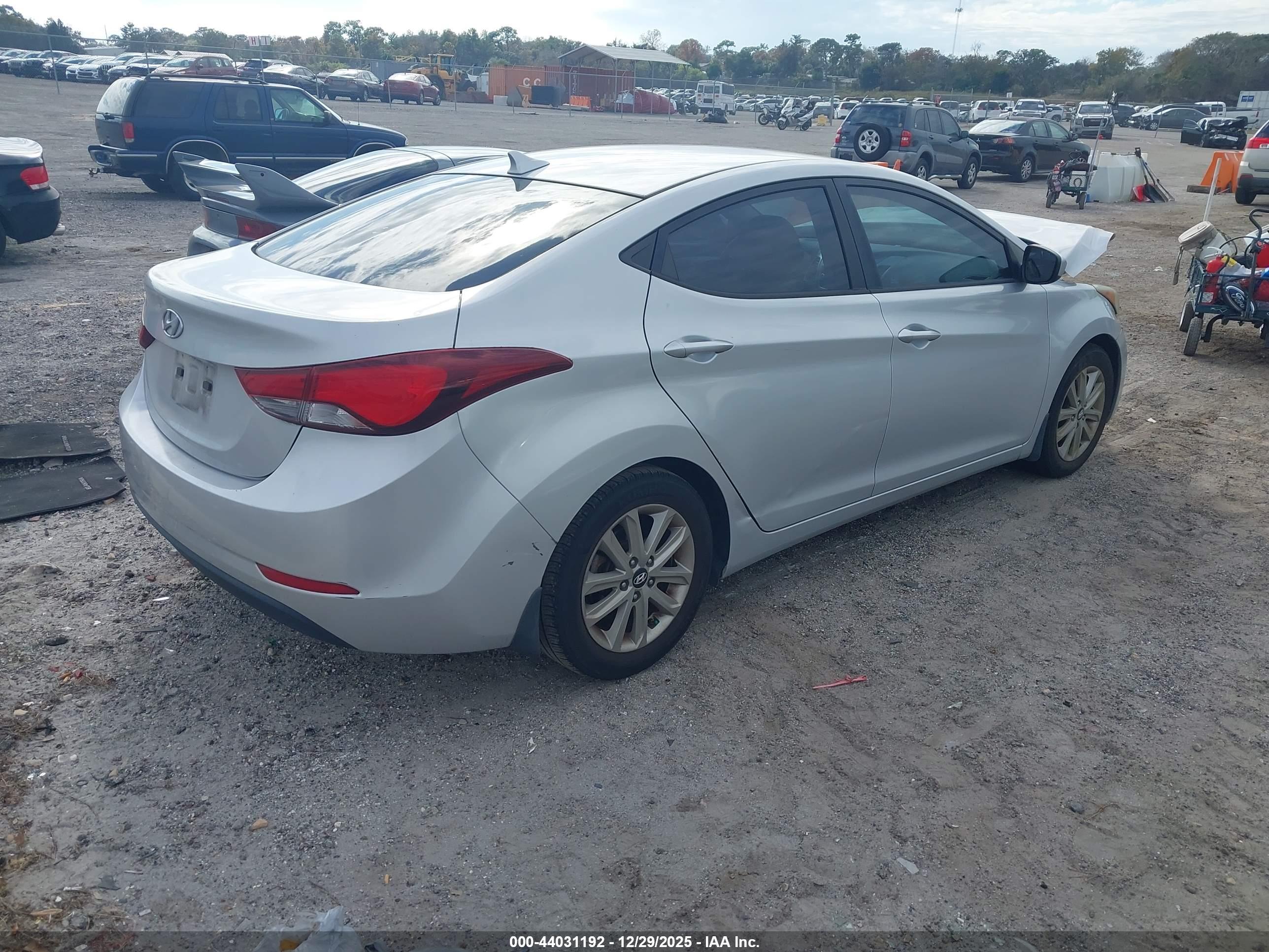 HYUNDAI ELANTRA image 4