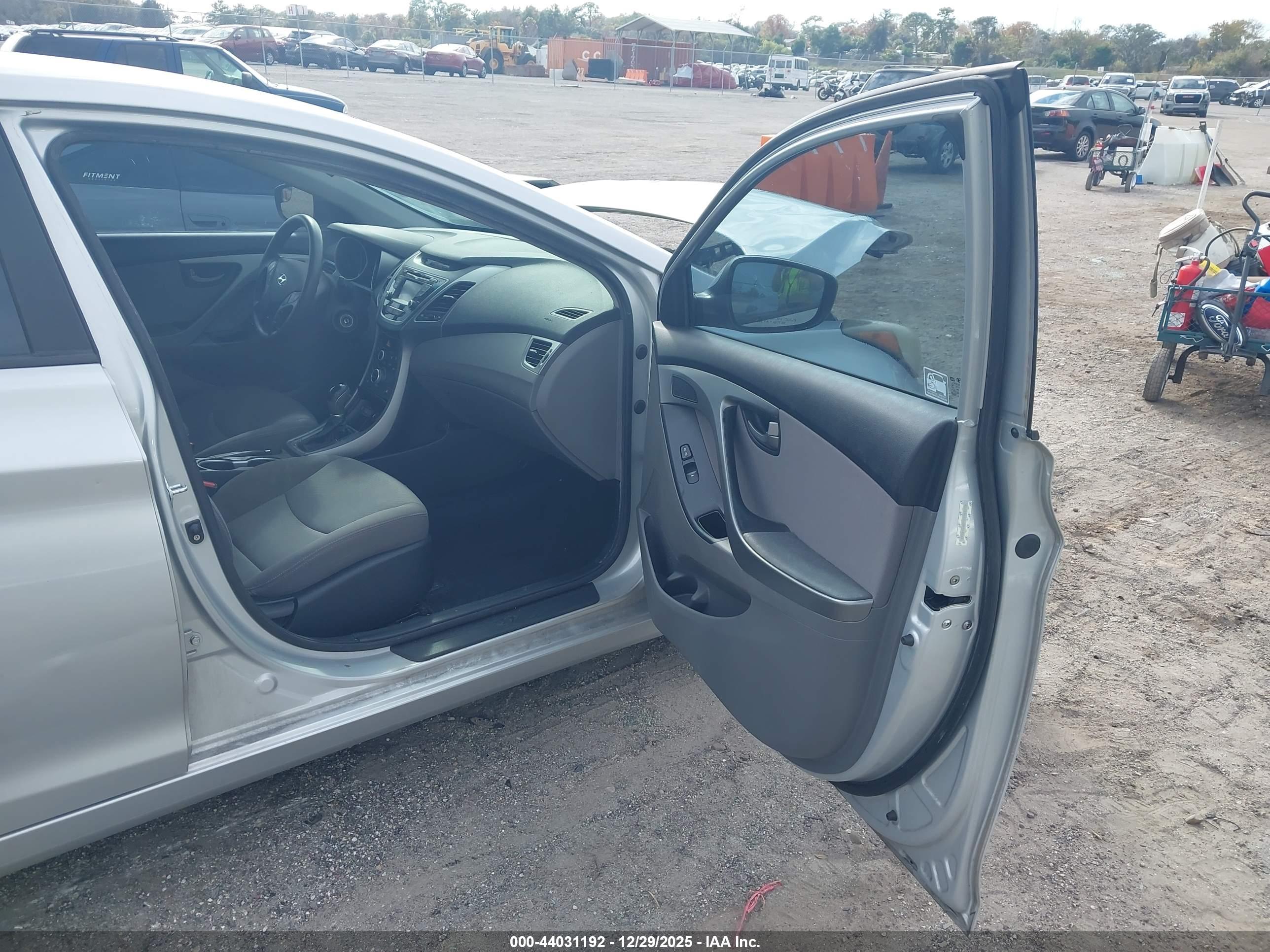 HYUNDAI ELANTRA image 5