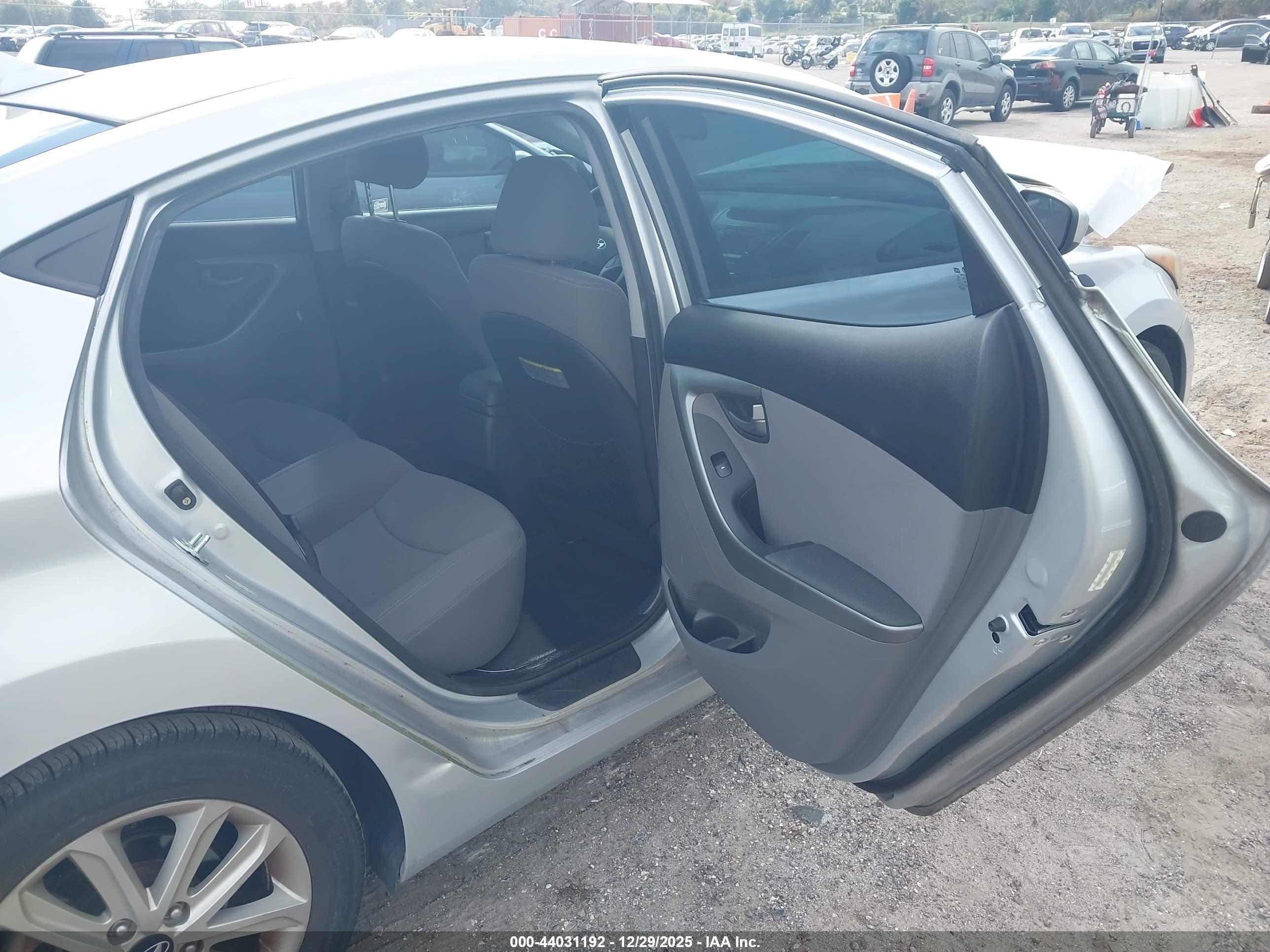 HYUNDAI ELANTRA image 8