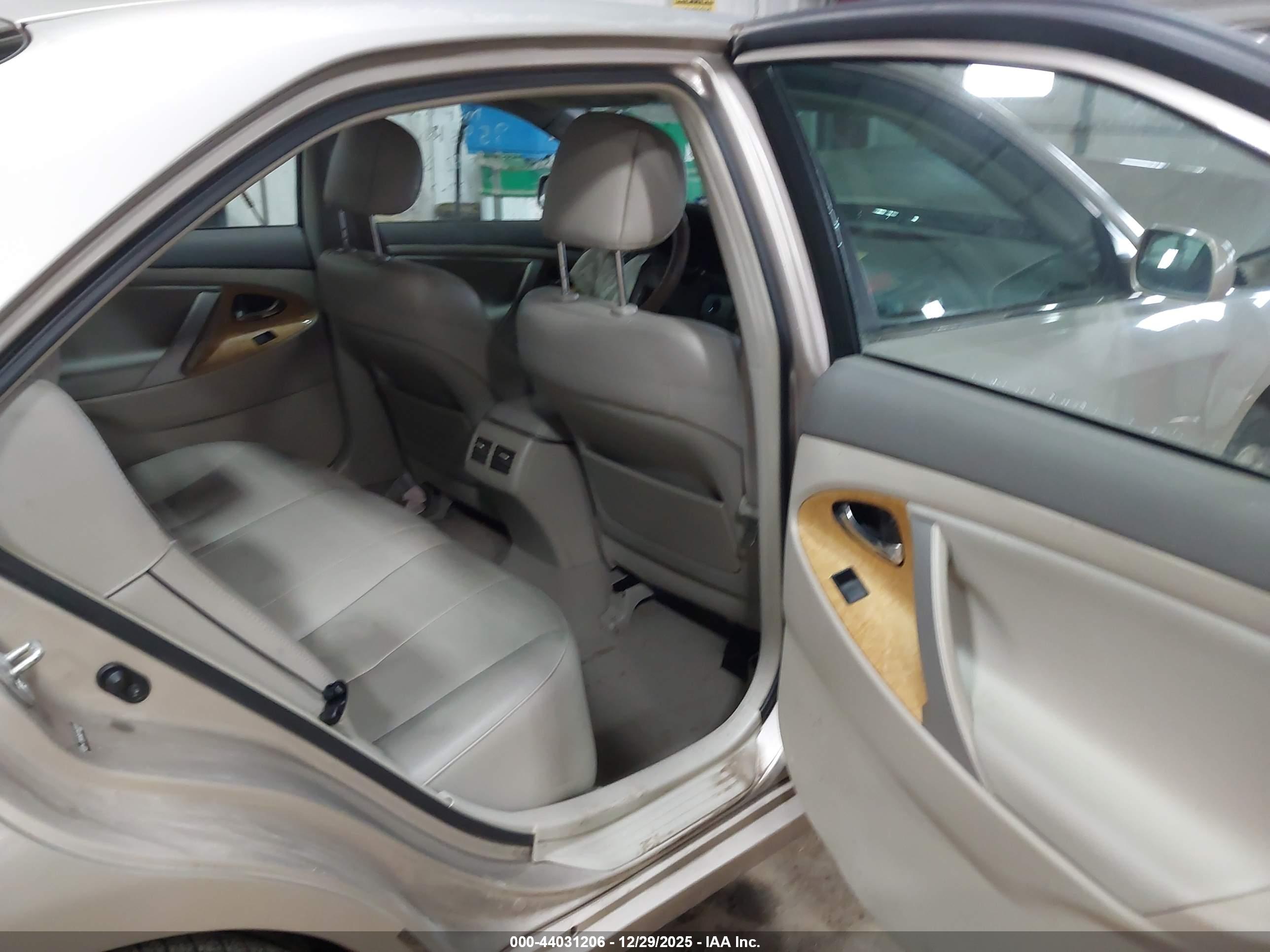 TOYOTA CAMRY image 8