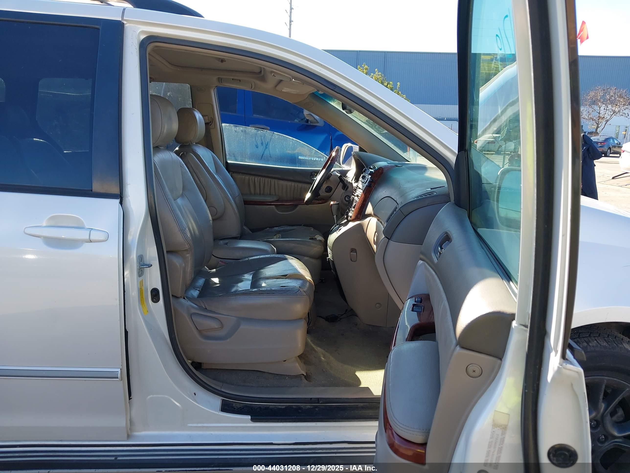 TOYOTA SIENNA image 5
