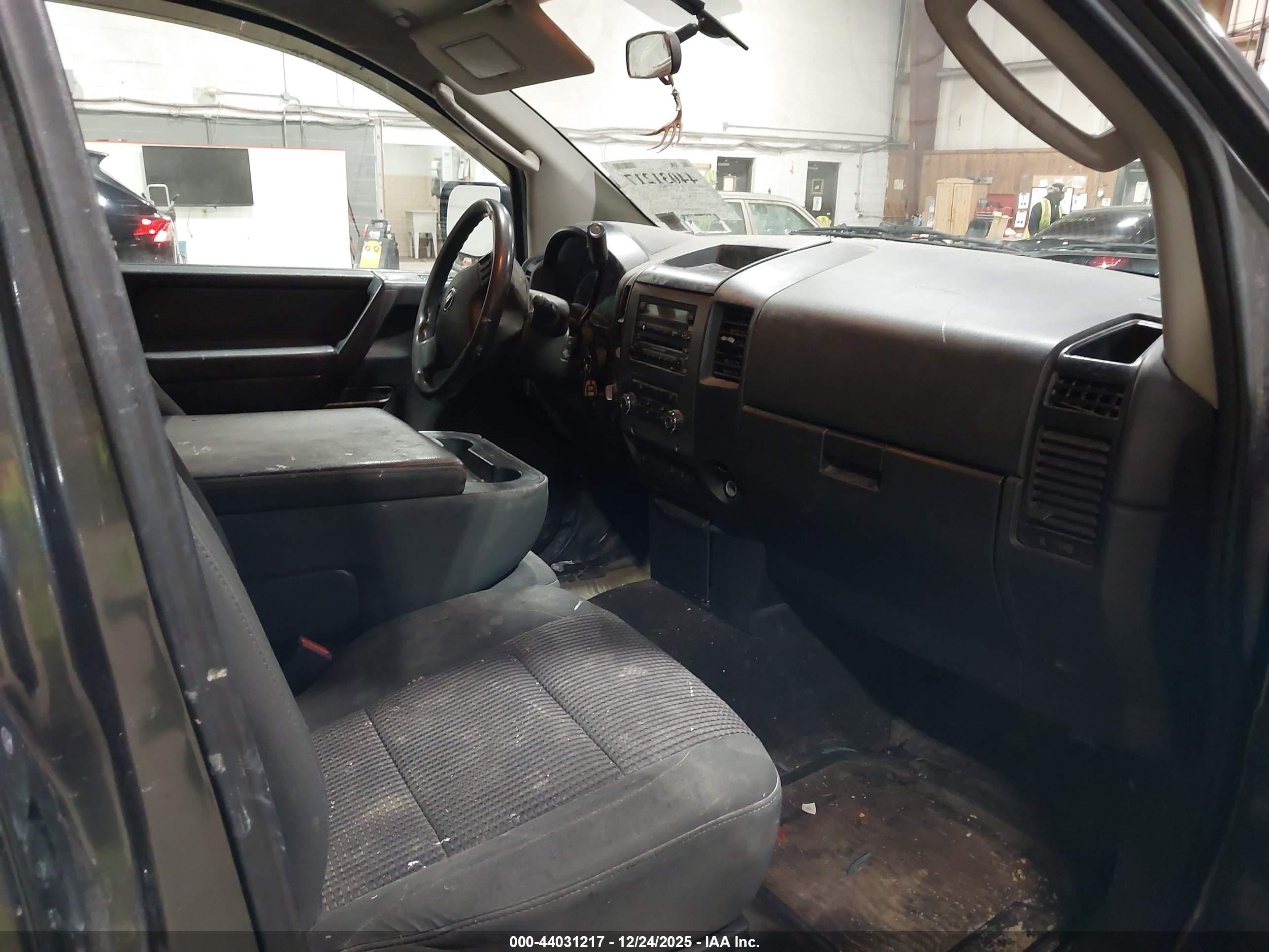 NISSAN TITAN image 5