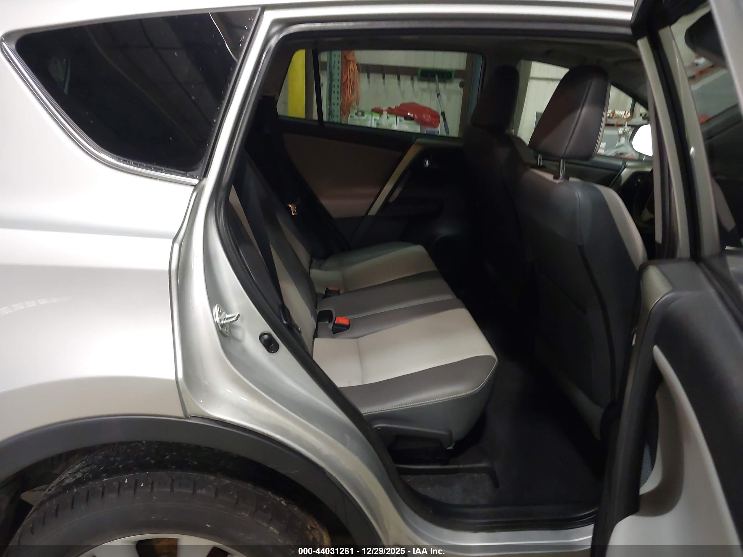 TOYOTA RAV4 image 8