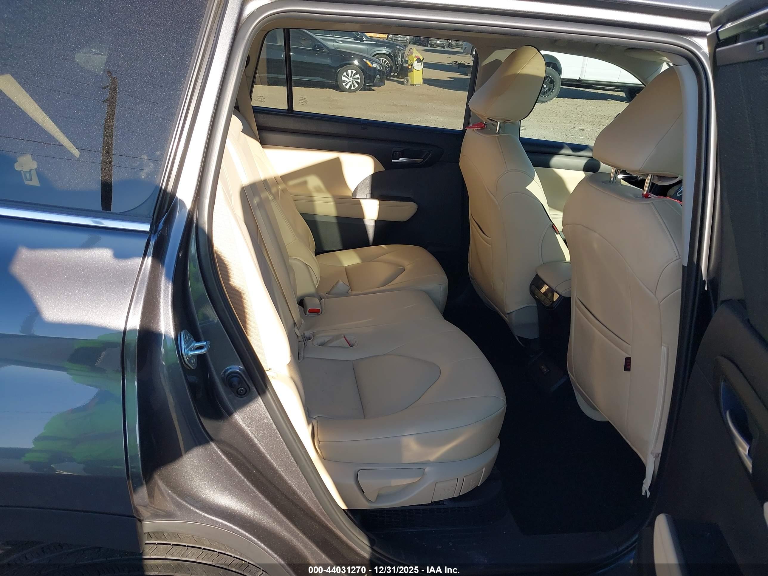 TOYOTA HIGHLANDER image 8