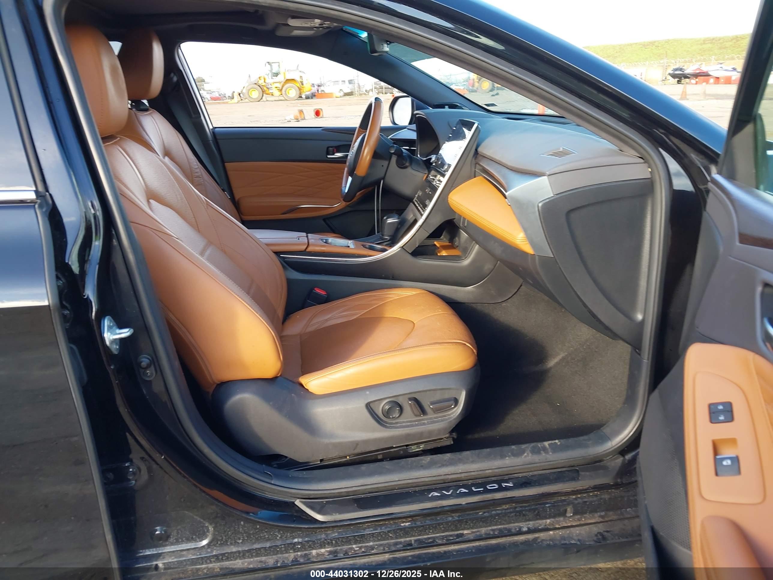TOYOTA AVALON image 5