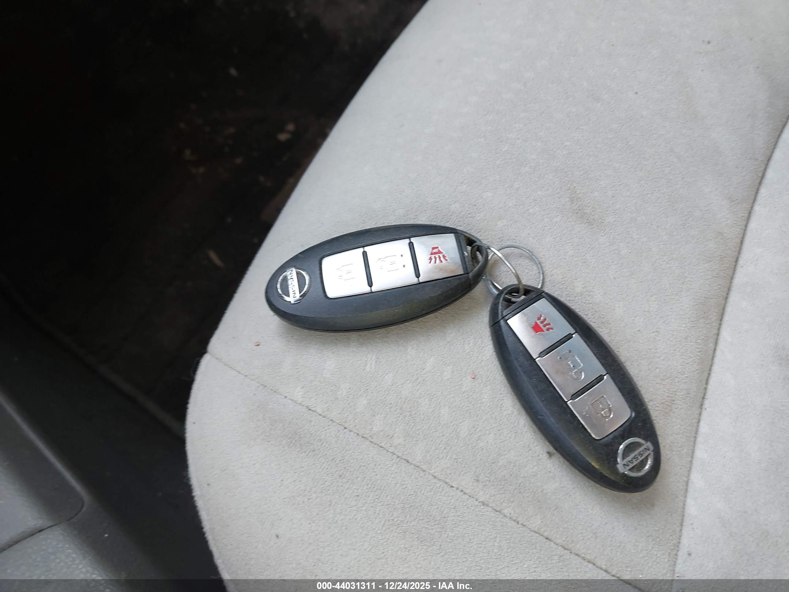 NISSAN LEAF image 11