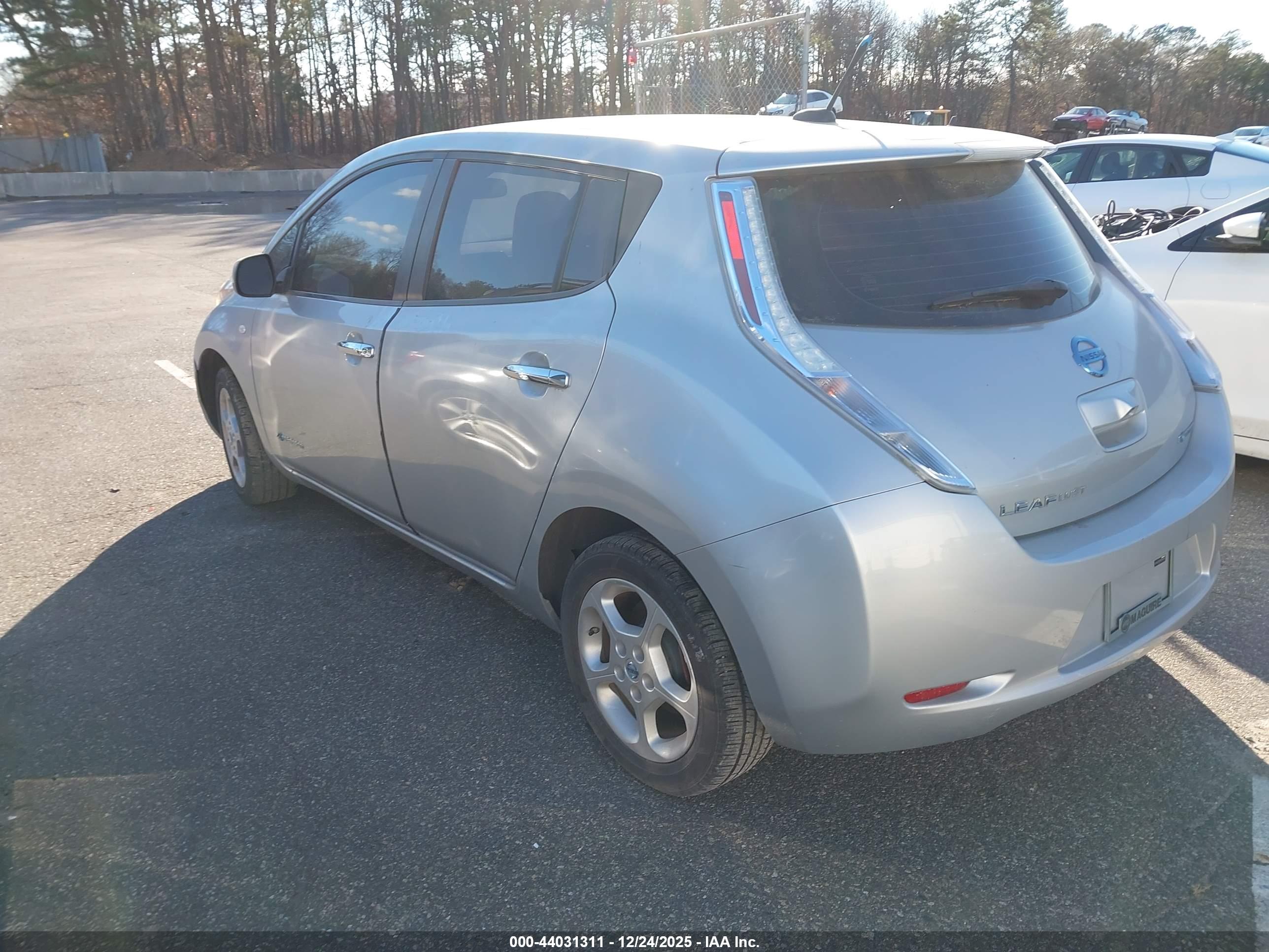 NISSAN LEAF image 3