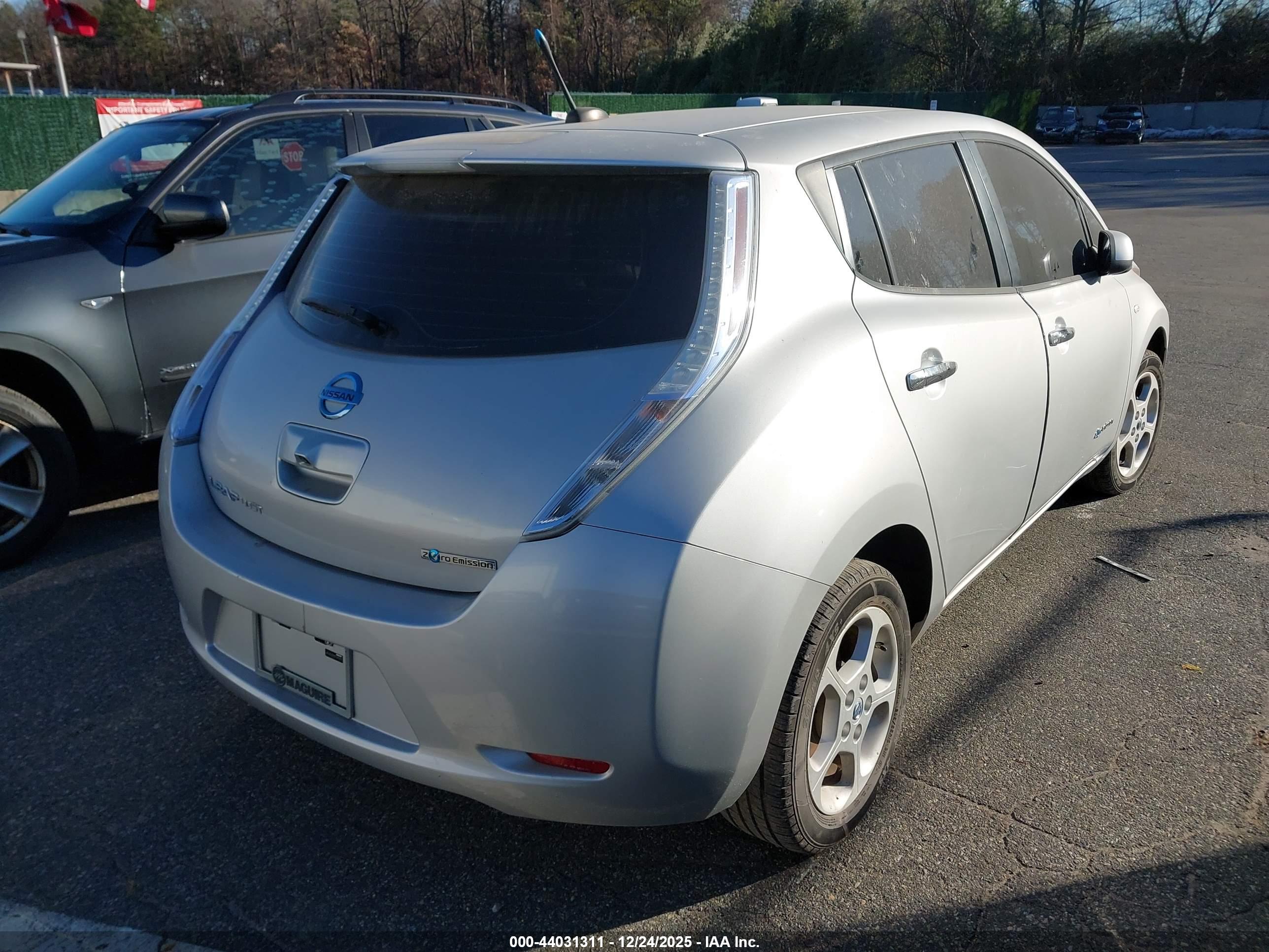 NISSAN LEAF image 4