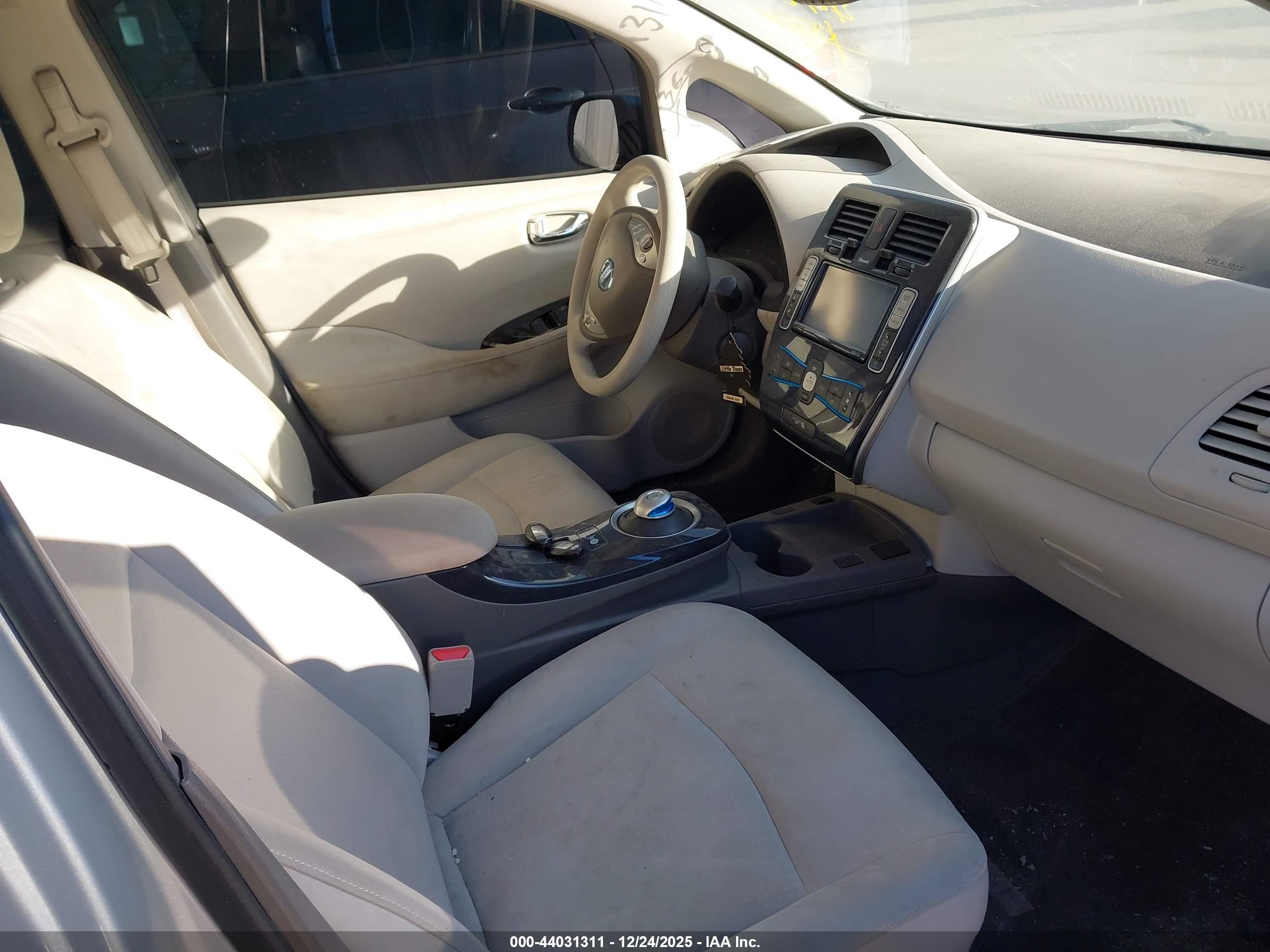 NISSAN LEAF image 5